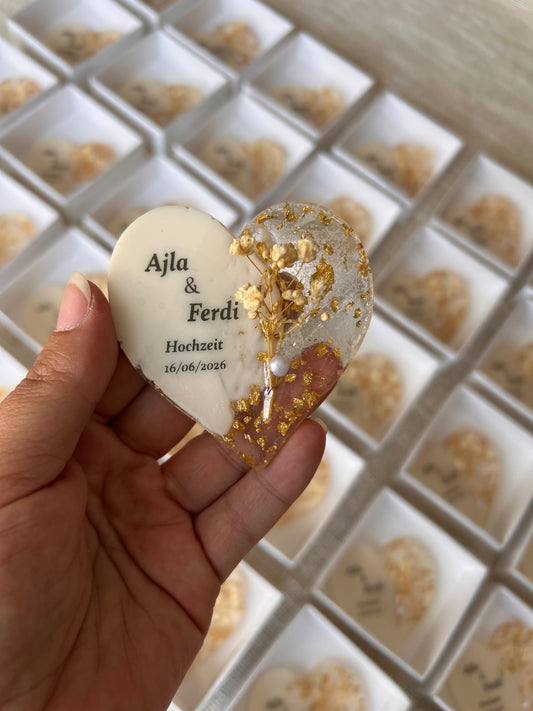 Personalisiertes Resin-Herz als Gastgeschenk