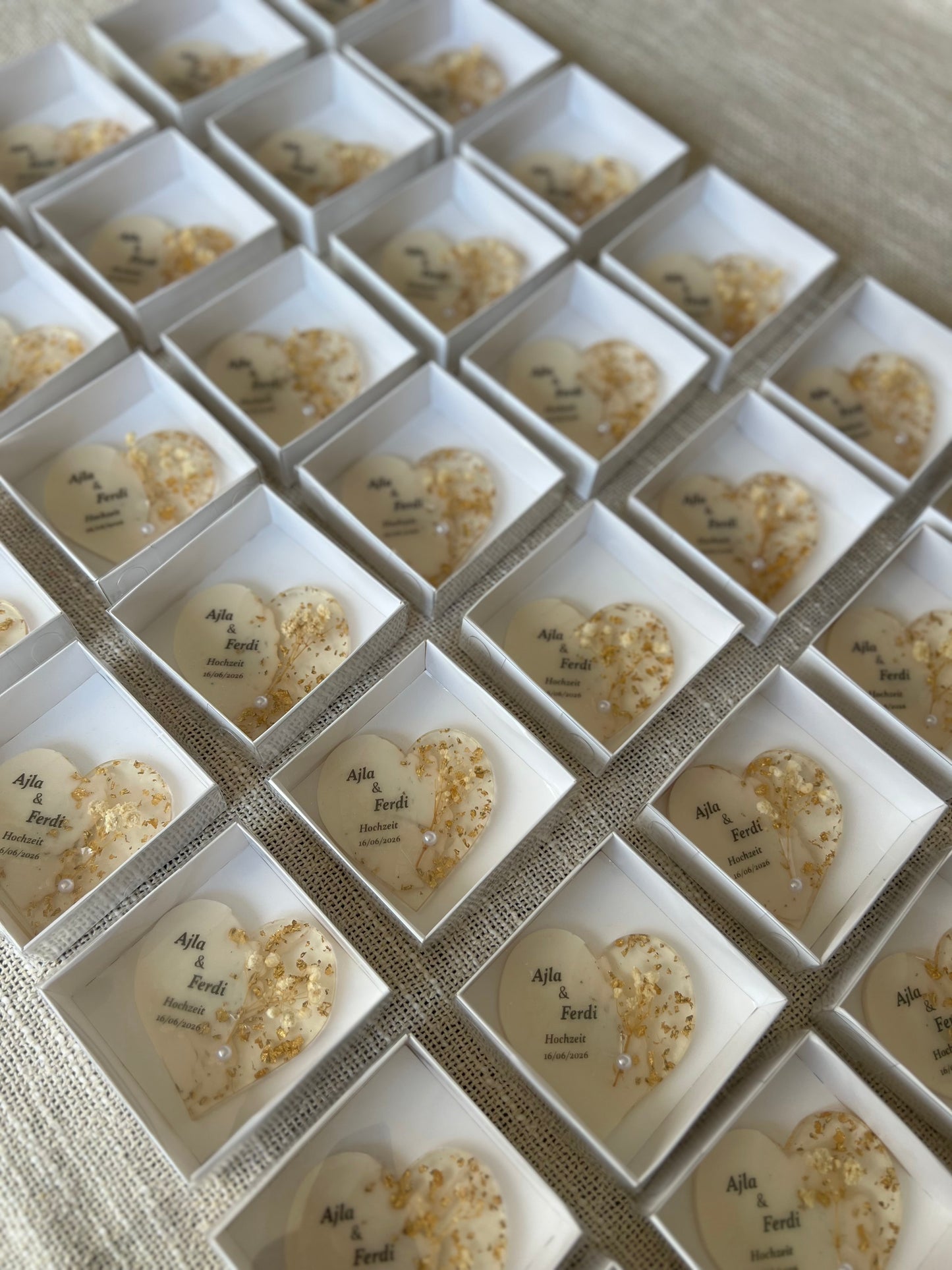 Personalisiertes Resin-Herz als Gastgeschenk