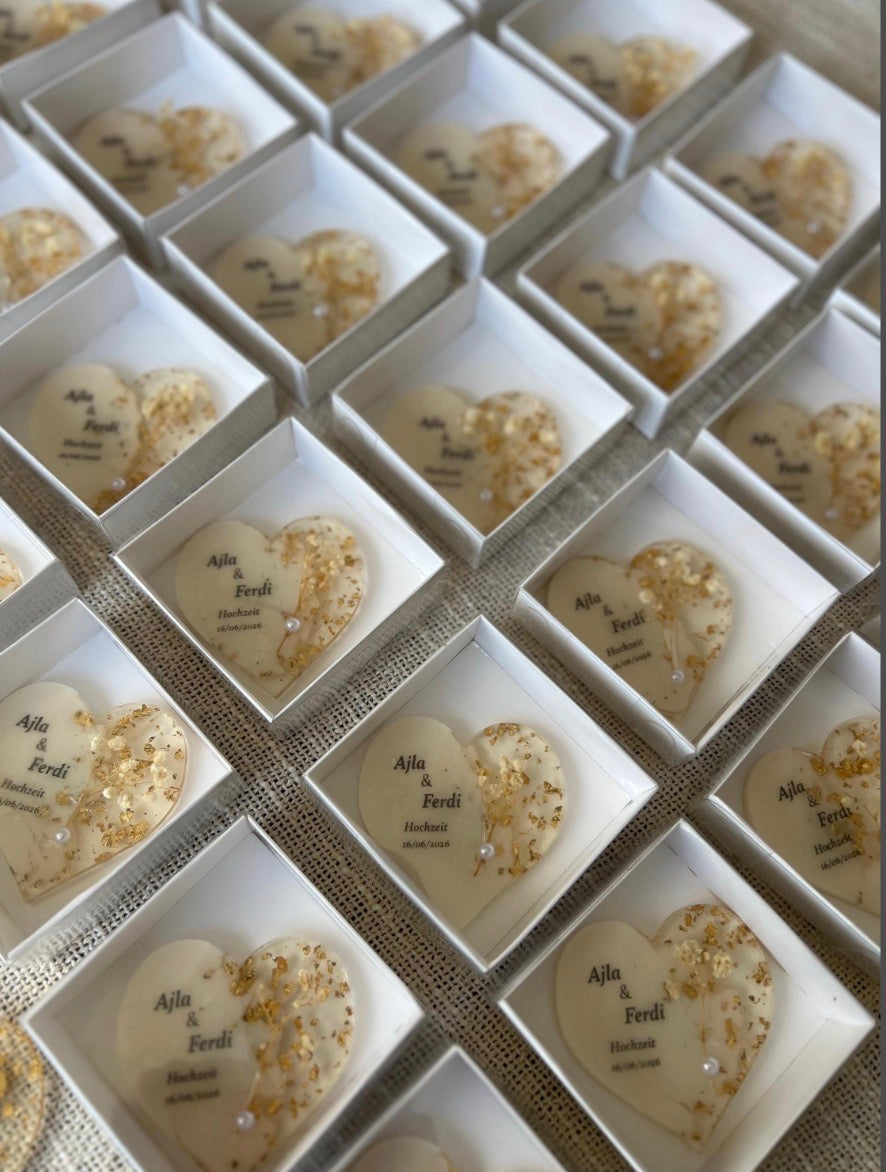 Personalisiertes Resin-Herz als Gastgeschenk
