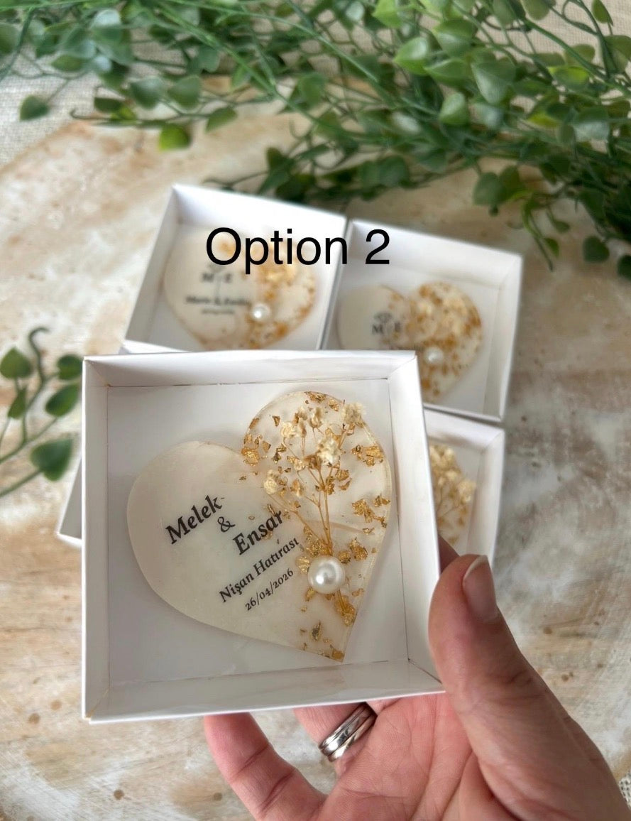 Personalisiertes Resin-Herz als Gastgeschenk