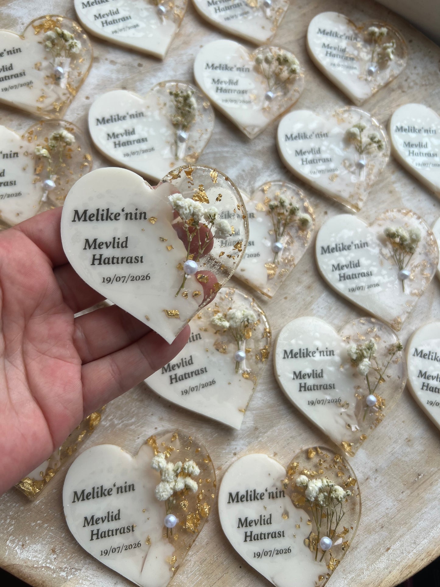 Personalisiertes Resin-Herz als Gastgeschenk