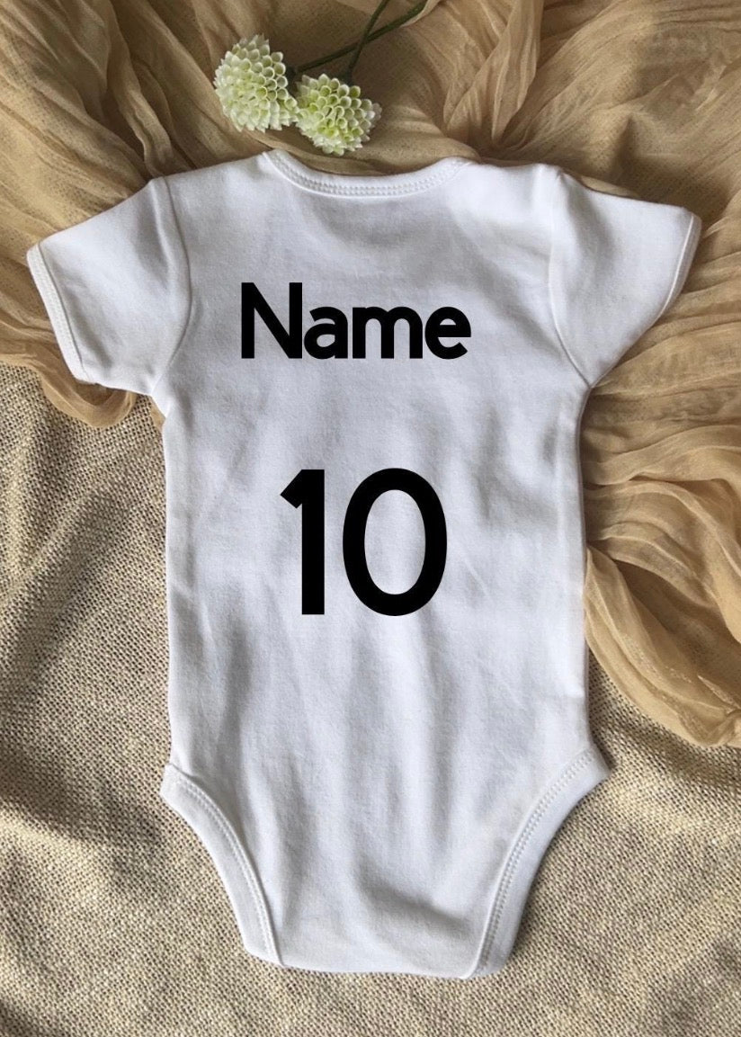 Baby Body - Papas größter Fan - Mit Wunschname und Rückennummer
