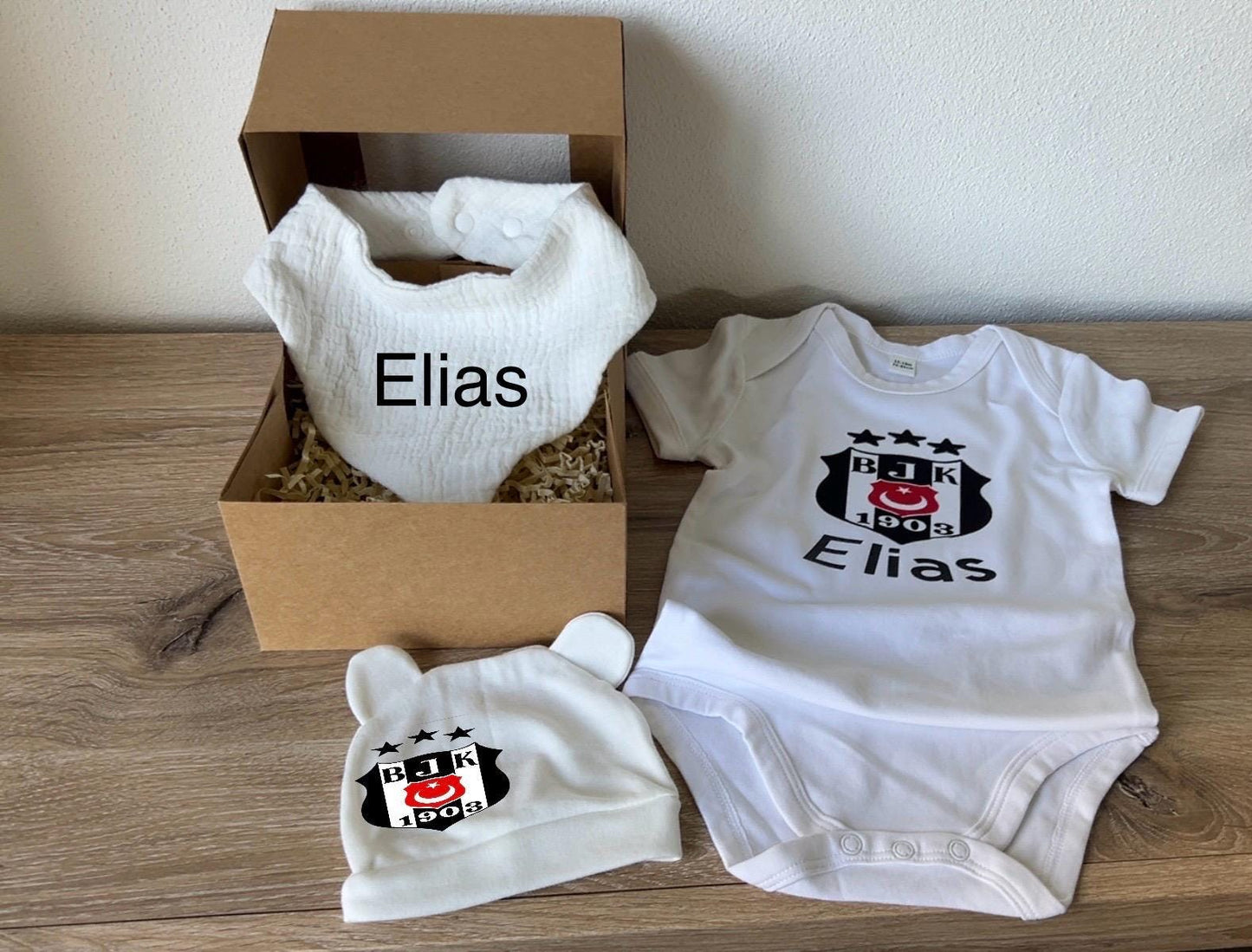 Personalisierte Babygeschenkbox Fußball-Fanset für die  kleinsten, Babybody, Mütze, Musselinhalstuch, Galatasaray, Beşiktaş, personalisiert