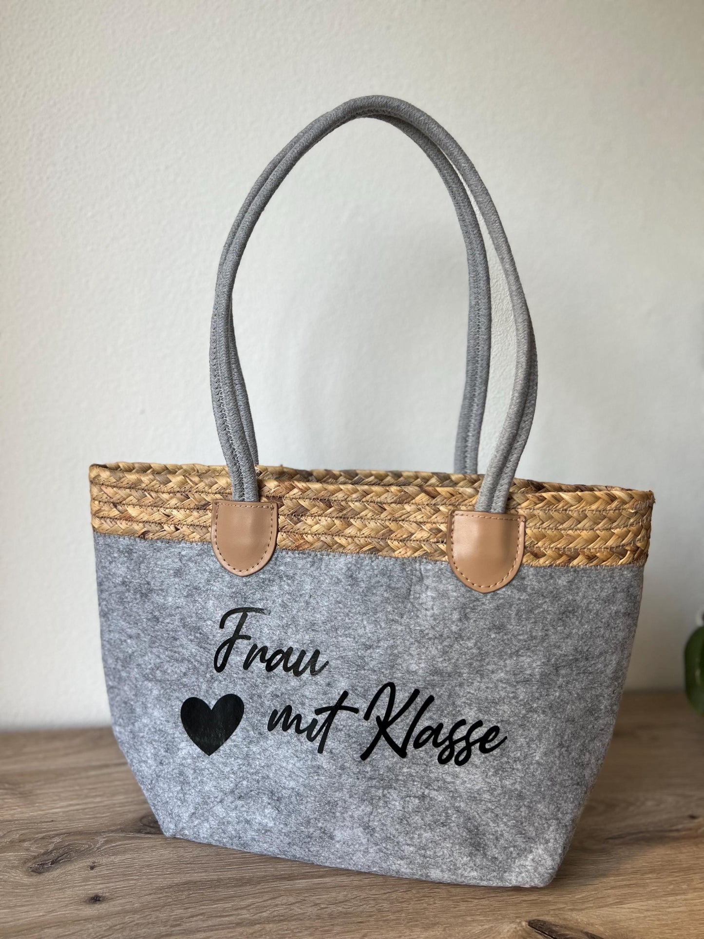 Filztasche,  mit gewebtem Rand,Shopper, Umhängetasche, Geschenkidee, Erzieherin mit Herz, Nachbarin mit Herz, Oma, Lieblingskollegin