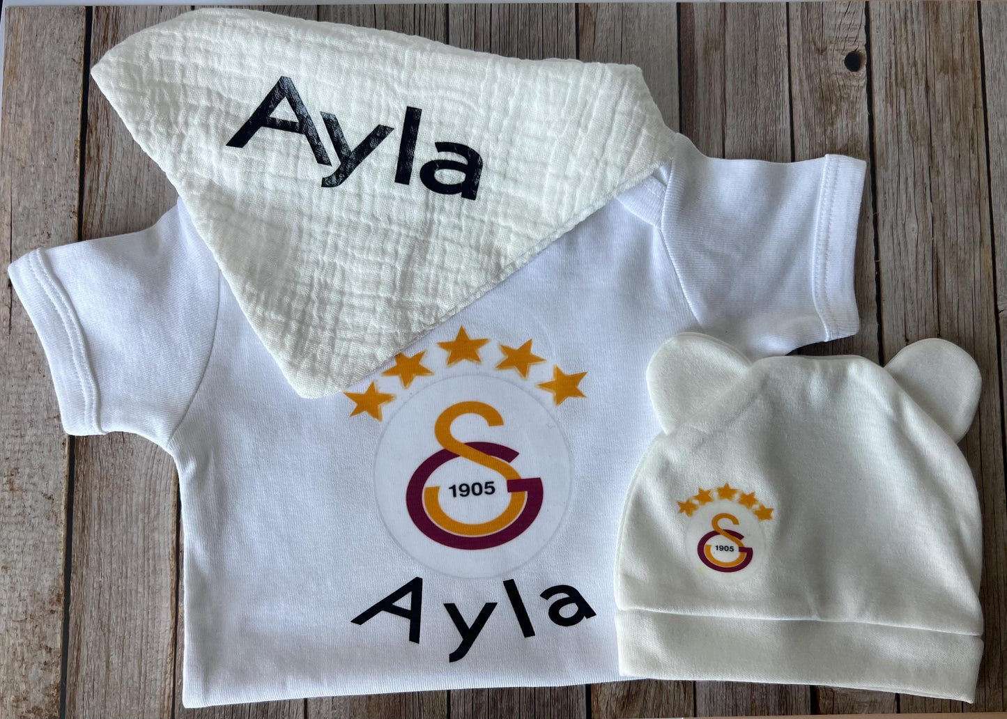 Personalisierte Babygeschenkbox Fußball-Fanset für die  kleinsten, Babybody, Mütze, Musselinhalstuch, Galatasaray, Beşiktaş, personalisiert