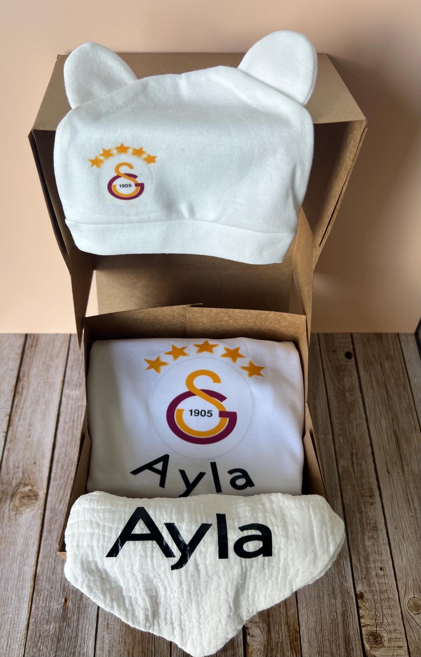 Personalisierte Babygeschenkbox Fußball-Fanset für die  kleinsten, Babybody, Mütze, Musselinhalstuch, Galatasaray, Beşiktaş, personalisiert