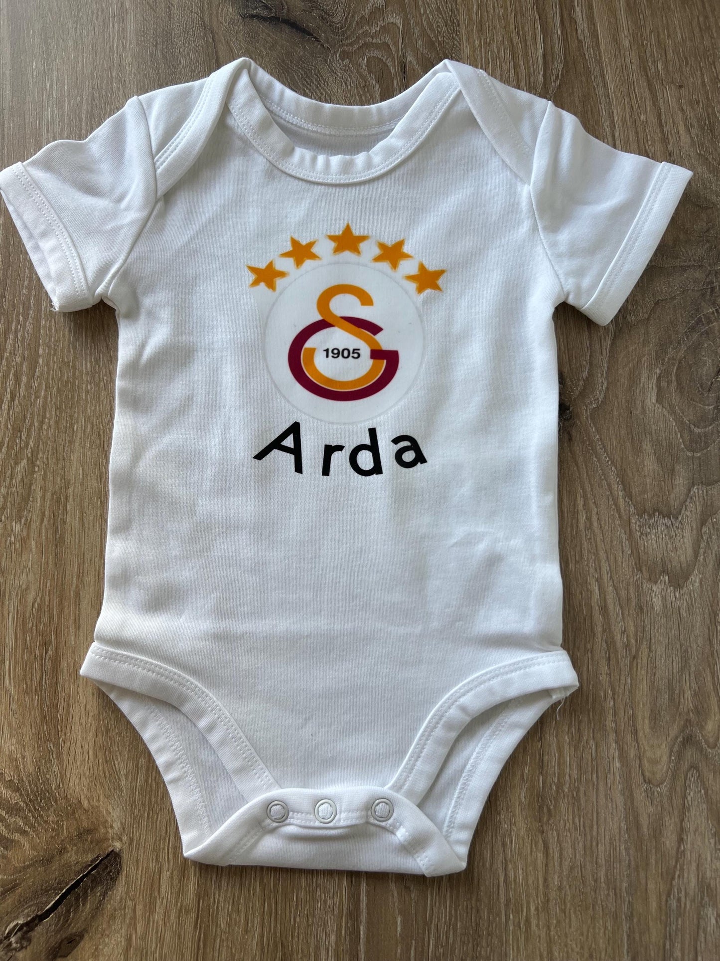 Galatasaray Baby Body Personalisiert - Wunschname, perfektes Geschenk für die neuen Fans