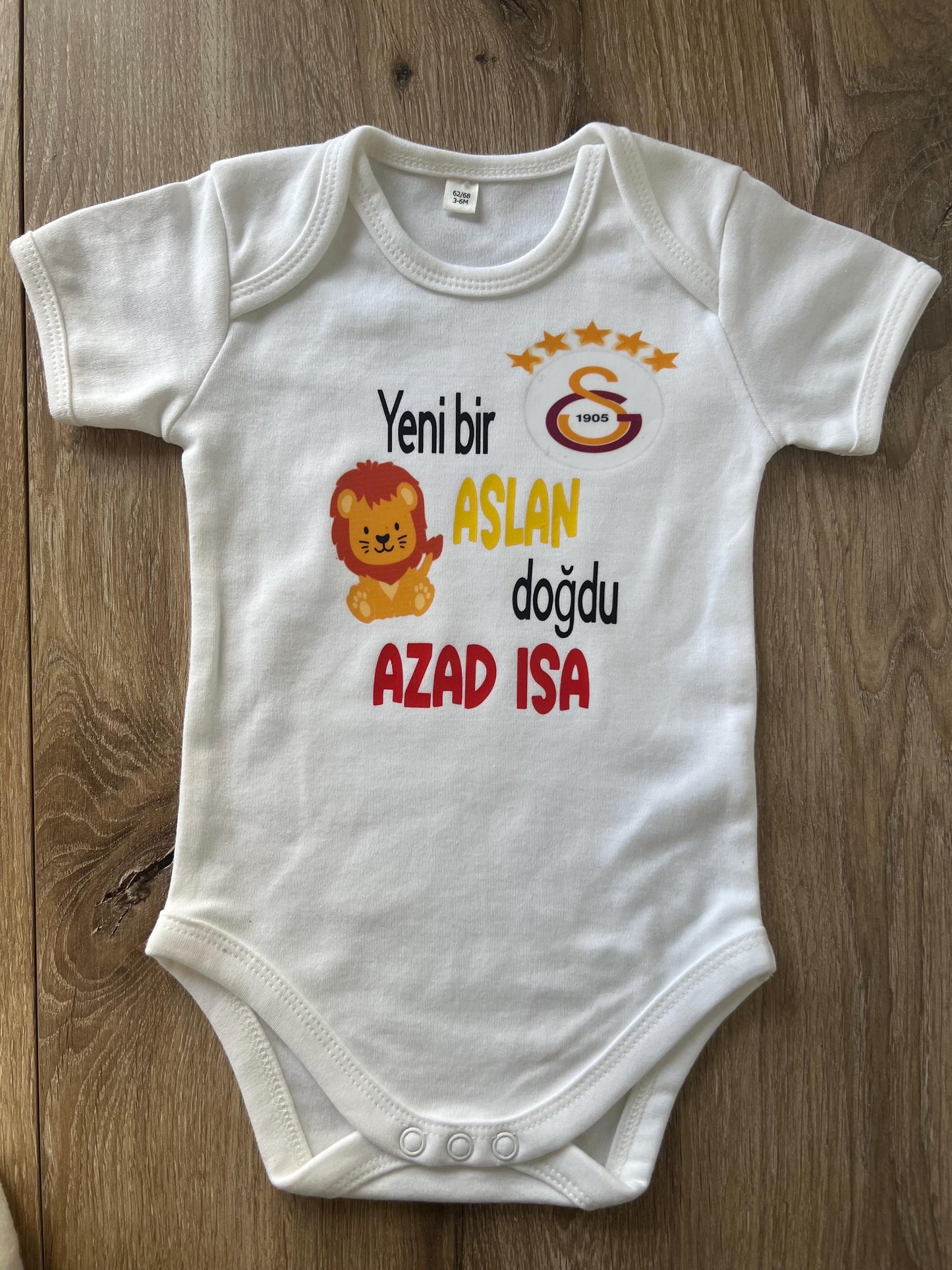 Galatasaray , Aslan, yeni bir aslan doğdu, Baby Body Galatasaray Personalisiert - Wunschname, perfektes Geschenk für die neuen Fans
