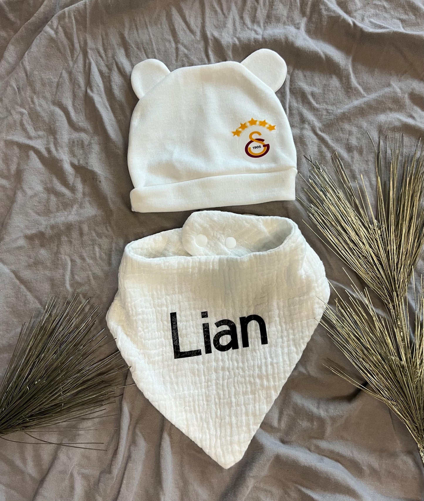 Personalisierte Babygeschenkbox Fußball-Fanset für die  kleinsten, Babybody, Mütze, Musselinhalstuch, Galatasaray, Beşiktaş, personalisiert