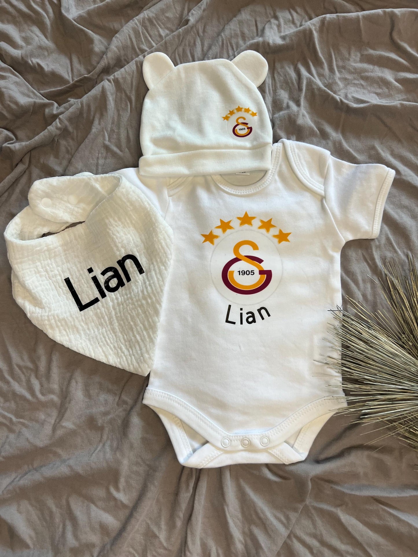 Personalisierte Babygeschenkbox Fußball-Fanset für die  kleinsten, Babybody, Mütze, Musselinhalstuch, Galatasaray, Beşiktaş, personalisiert