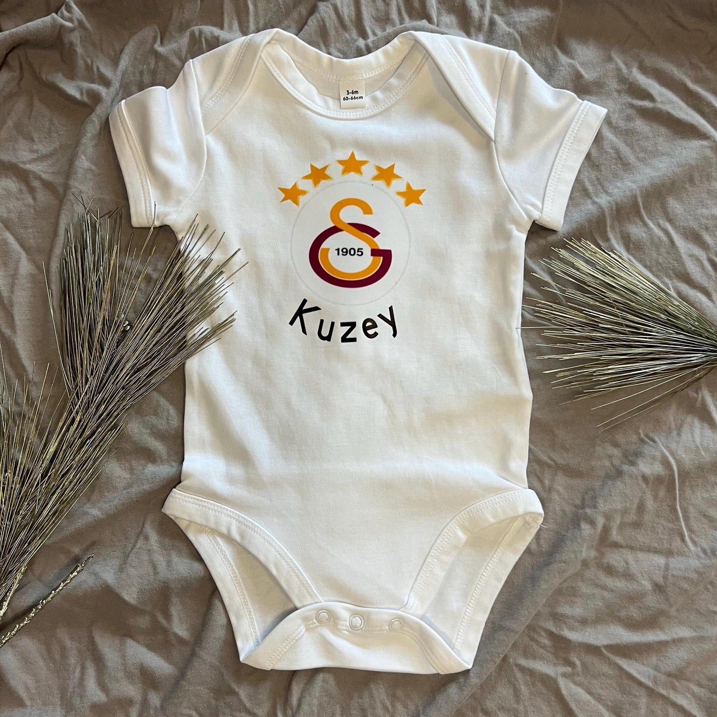 Galatasaray Baby Body Personalisiert - Wunschname, perfektes Geschenk für die neuen Fans