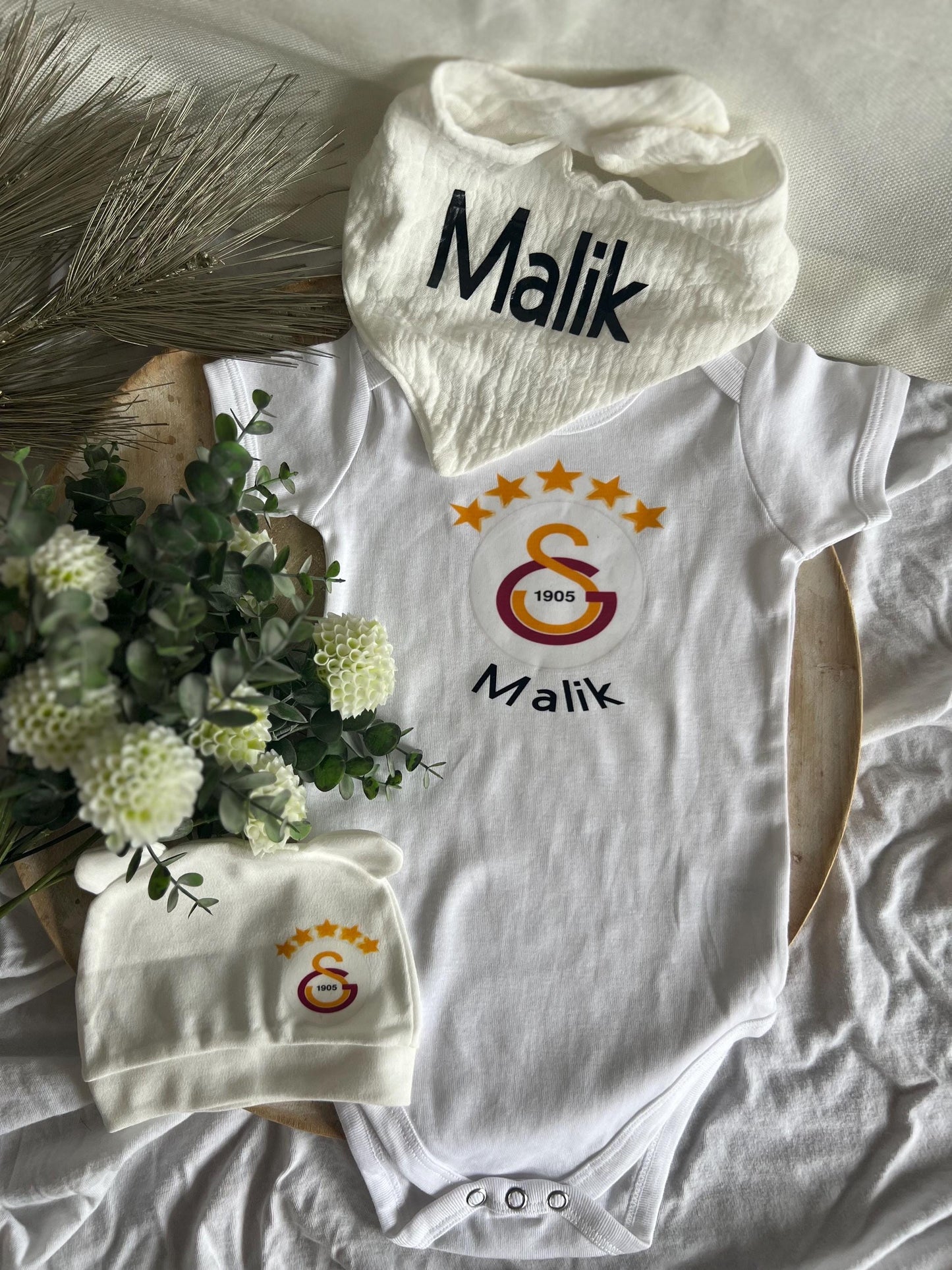 Personalisierte Babygeschenkbox Fußball-Fanset für die  kleinsten, Babybody, Mütze, Musselinhalstuch, Galatasaray, Beşiktaş, personalisiert
