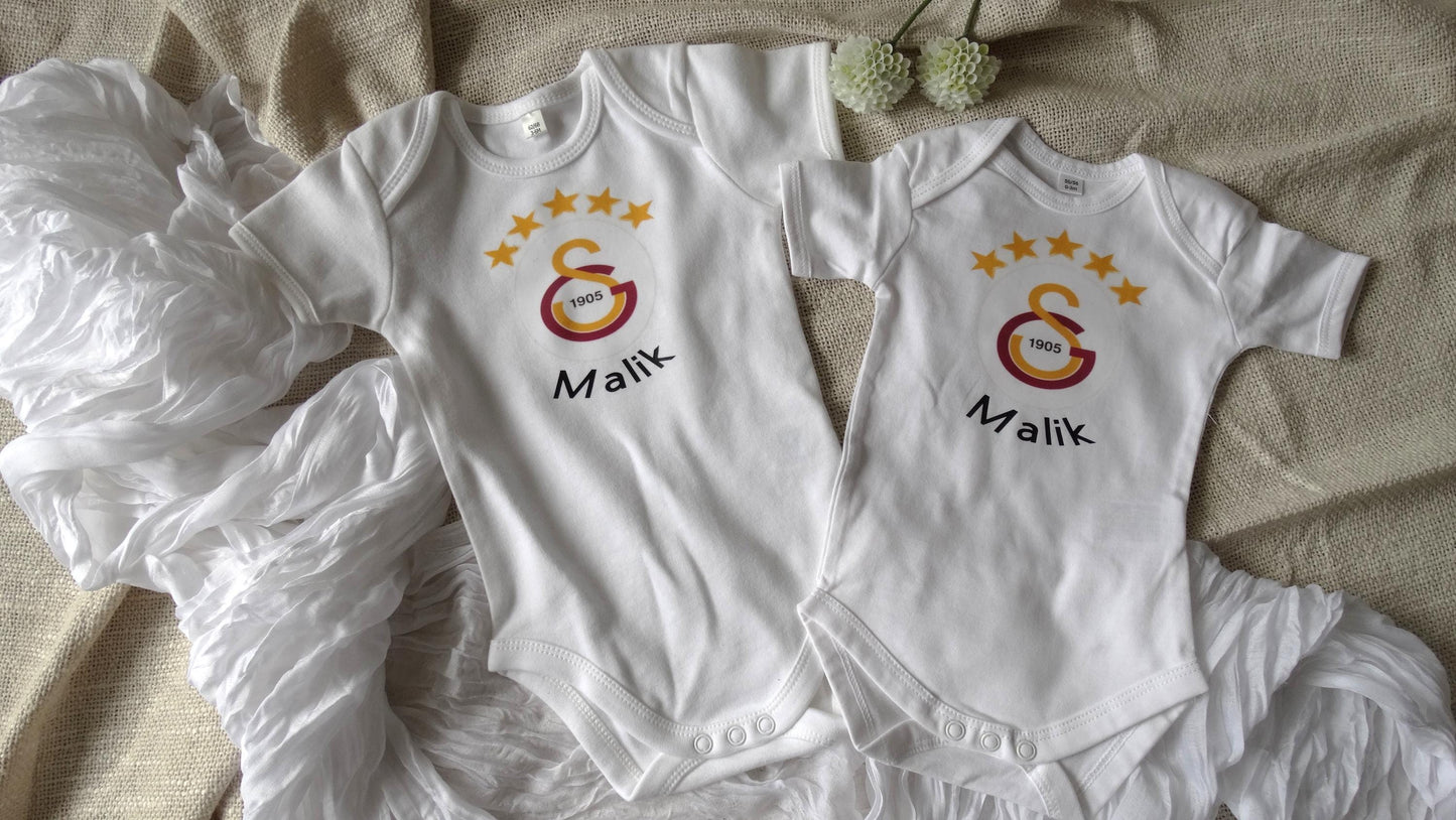 Galatasaray Baby Body Personalisiert - Wunschname, perfektes Geschenk für die neuen Fans