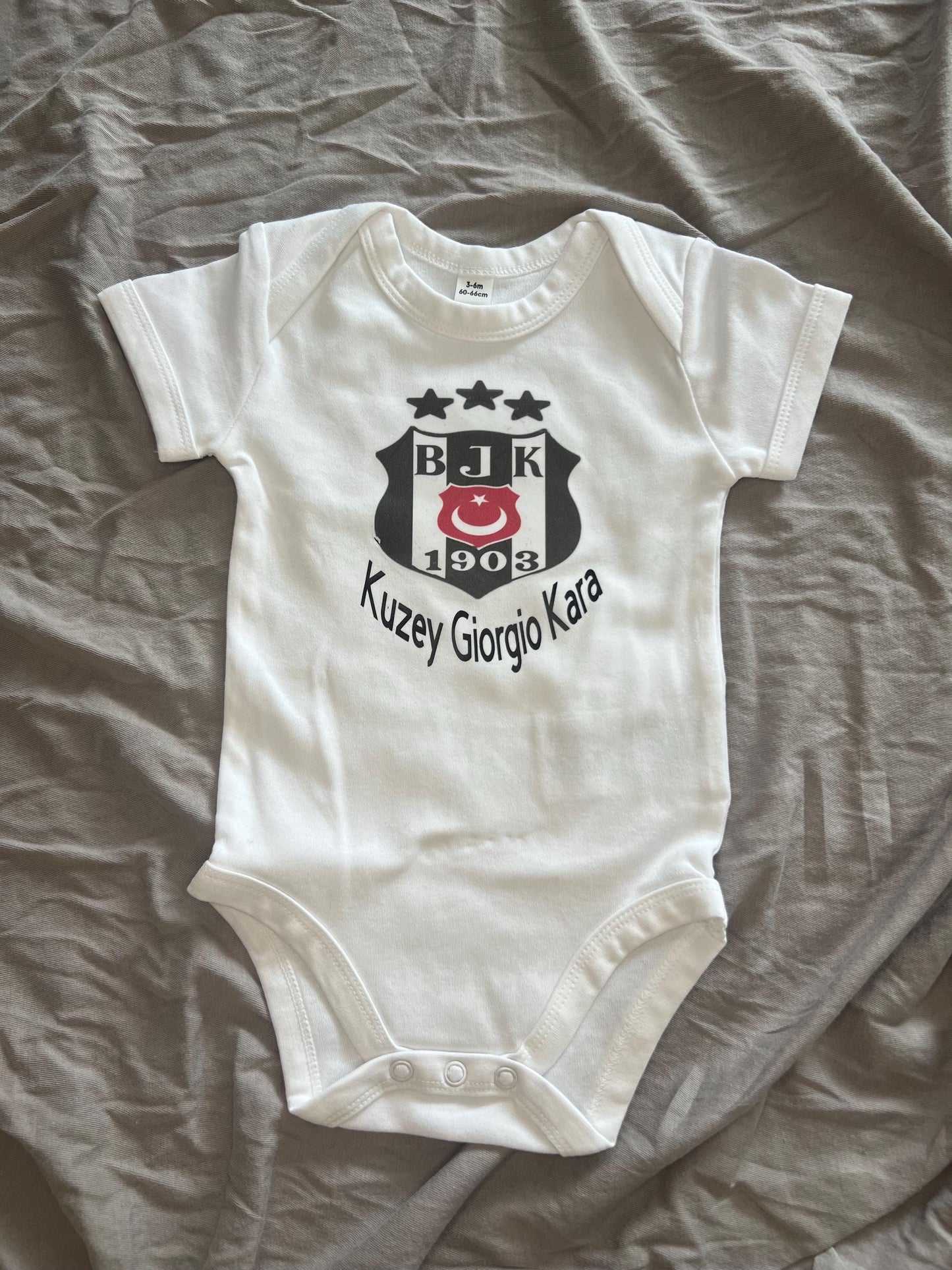 Beşiktaş Baby Body Personalisiert - Wunschname, perfektes Geschenk für die neuen Fans