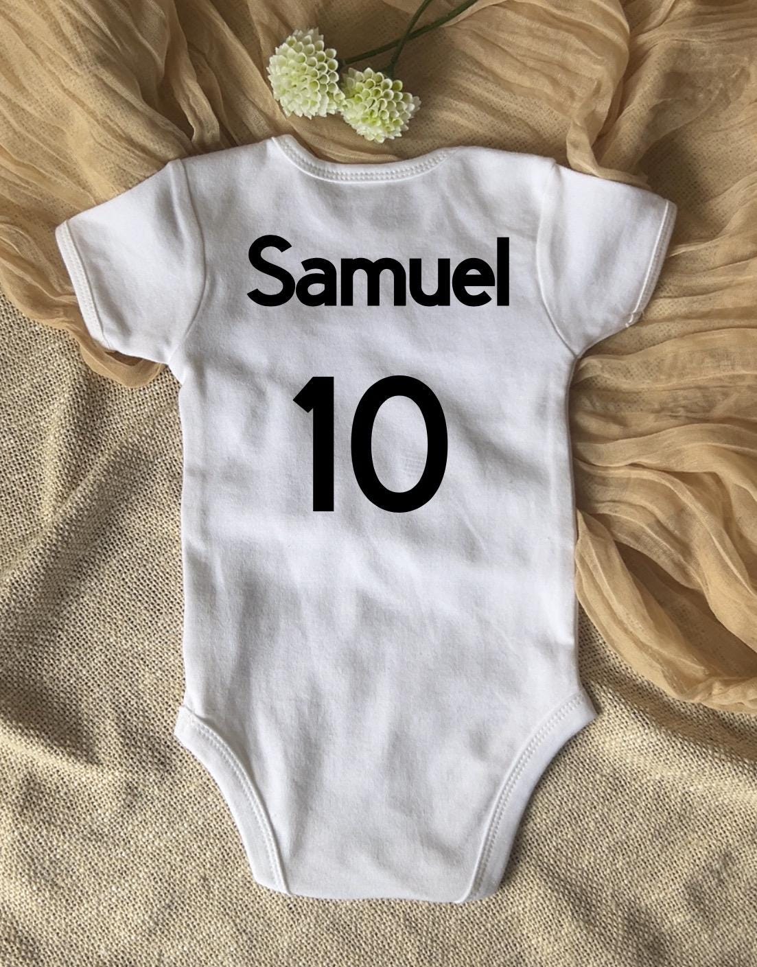 Personalisierter Babybody “Papas größter Fan  Fußball Strampler mit Wunschname & Rückennummer  Geschenk für Fußballfans, Baby Outfit