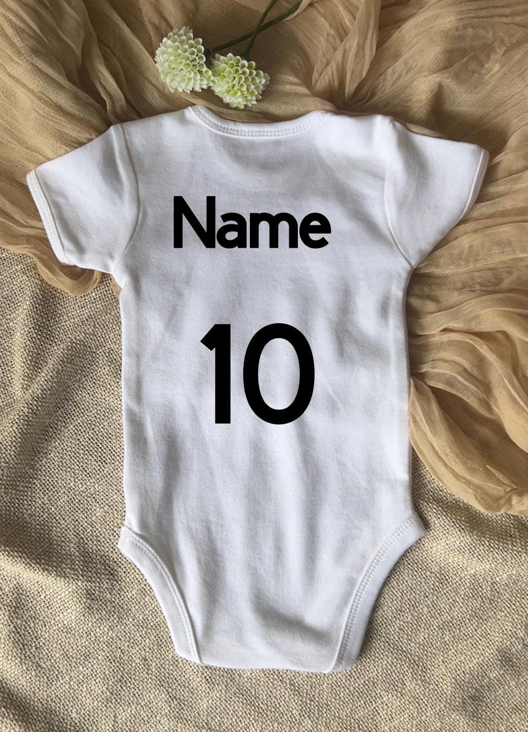 Personalisierter Babybody “Papas größter Fan  Fußball Strampler mit Wunschname & Rückennummer  Geschenk für Fußballfans, Baby Outfit