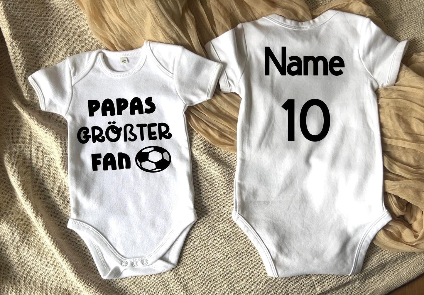 Personalisierter Babybody “Papas größter Fan  Fußball Strampler mit Wunschname & Rückennummer  Geschenk für Fußballfans, Baby Outfit