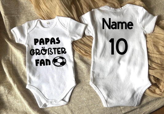 Personalisierter Babybody “Papas größter Fan  Fußball Strampler mit Wunschname & Rückennummer  Geschenk für Fußballfans, Baby Outfit