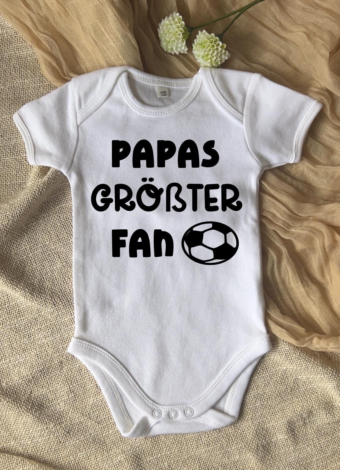 Personalisierter Babybody “Papas größter Fan  Fußball Strampler mit Wunschname & Rückennummer  Geschenk für Fußballfans, Baby Outfit