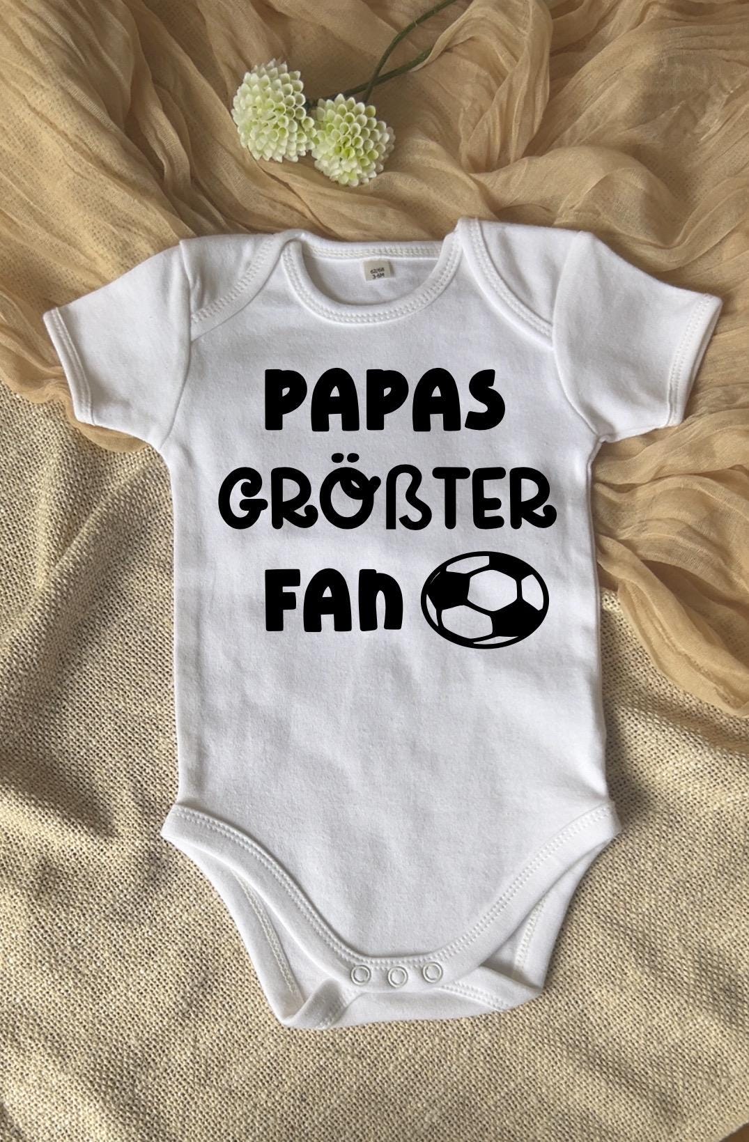 Personalisierter Babybody “Papas größter Fan  Fußball Strampler mit Wunschname & Rückennummer  Geschenk für Fußballfans, Baby Outfit