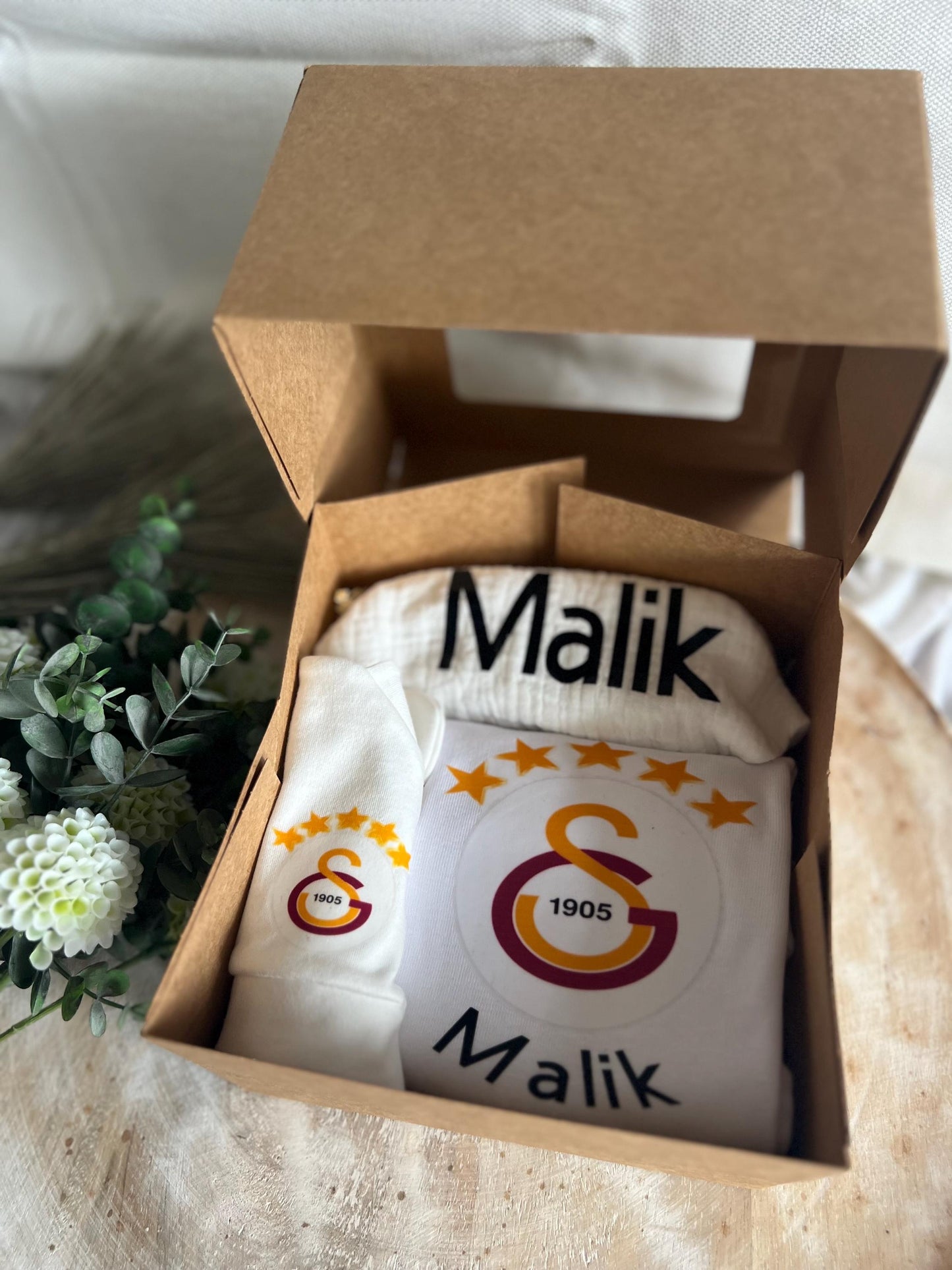 Personalisierte Babygeschenkbox Fußball-Fanset für die  kleinsten, Babybody, Mütze, Musselinhalstuch, Galatasaray, Beşiktaş, personalisiert