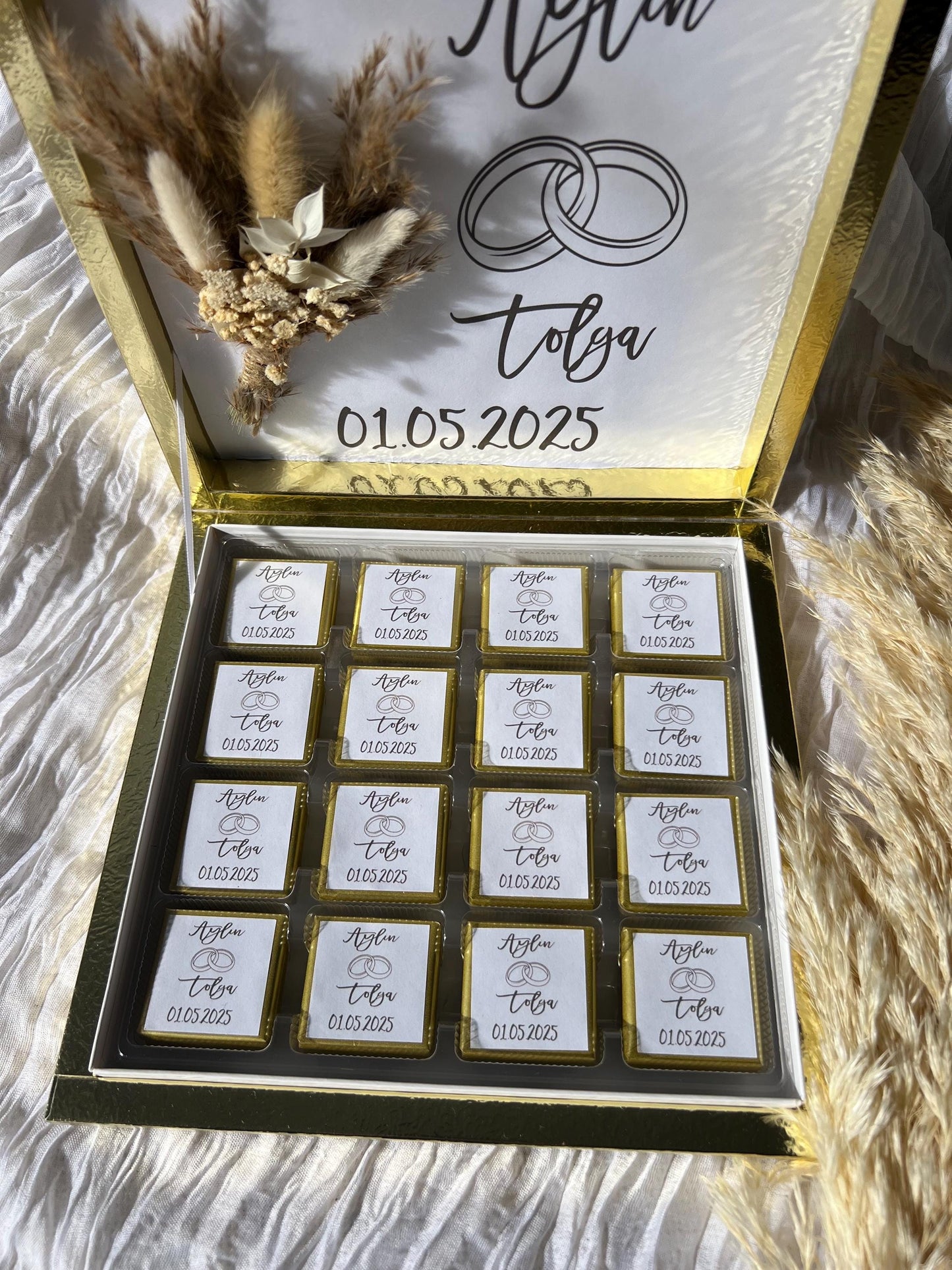 Schokobox personalisiert mit Ihrem Wunschdatum und Namen, Kuran okuyor,  Verlobung oder Hochzeit, Pralinenschachtel, Gastgeschenk