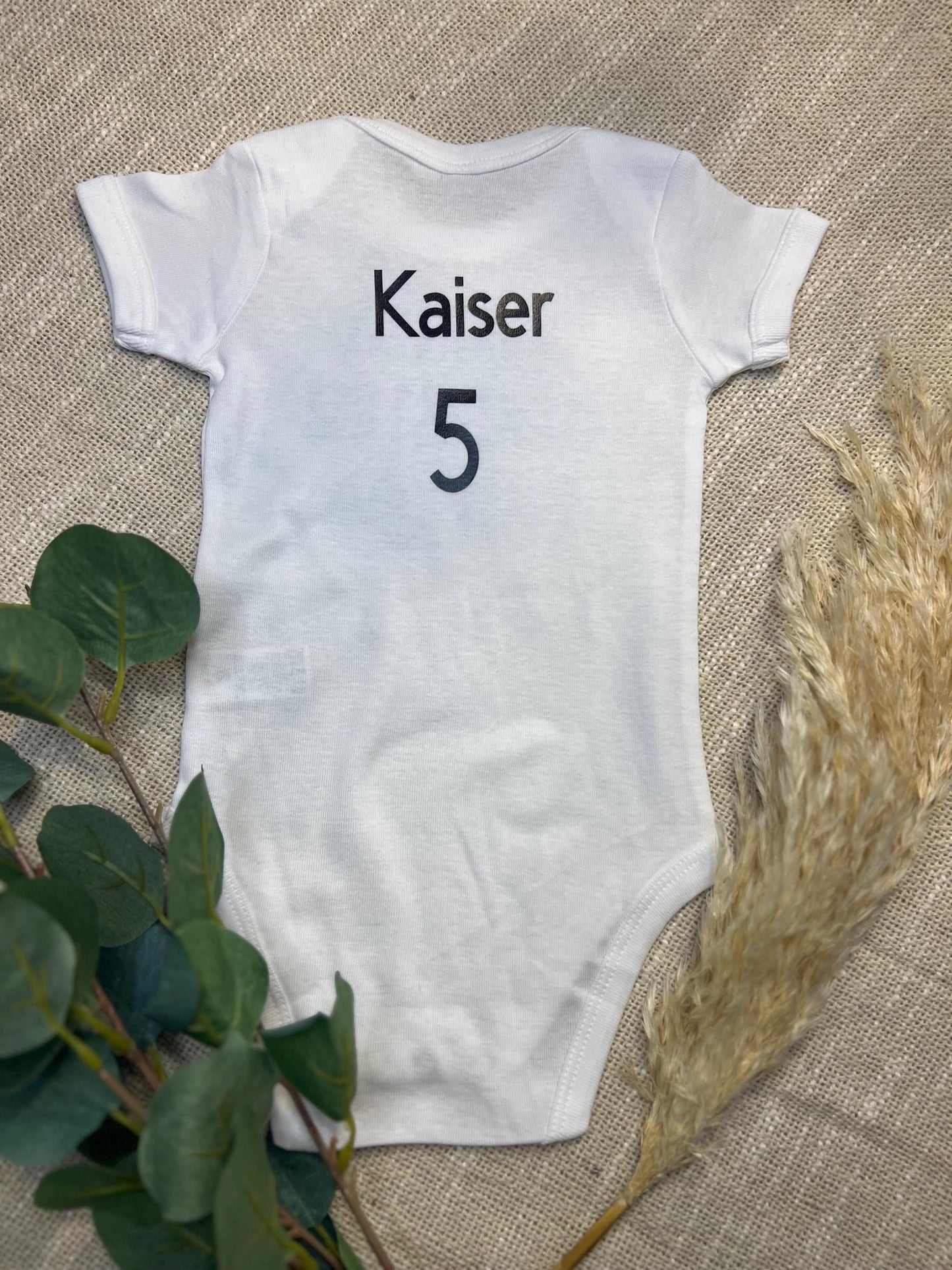 Personalisierter Babybody “Papas größter Fan  Fußball Strampler mit Wunschname & Rückennummer  Geschenk für Fußballfans, Baby Outfit