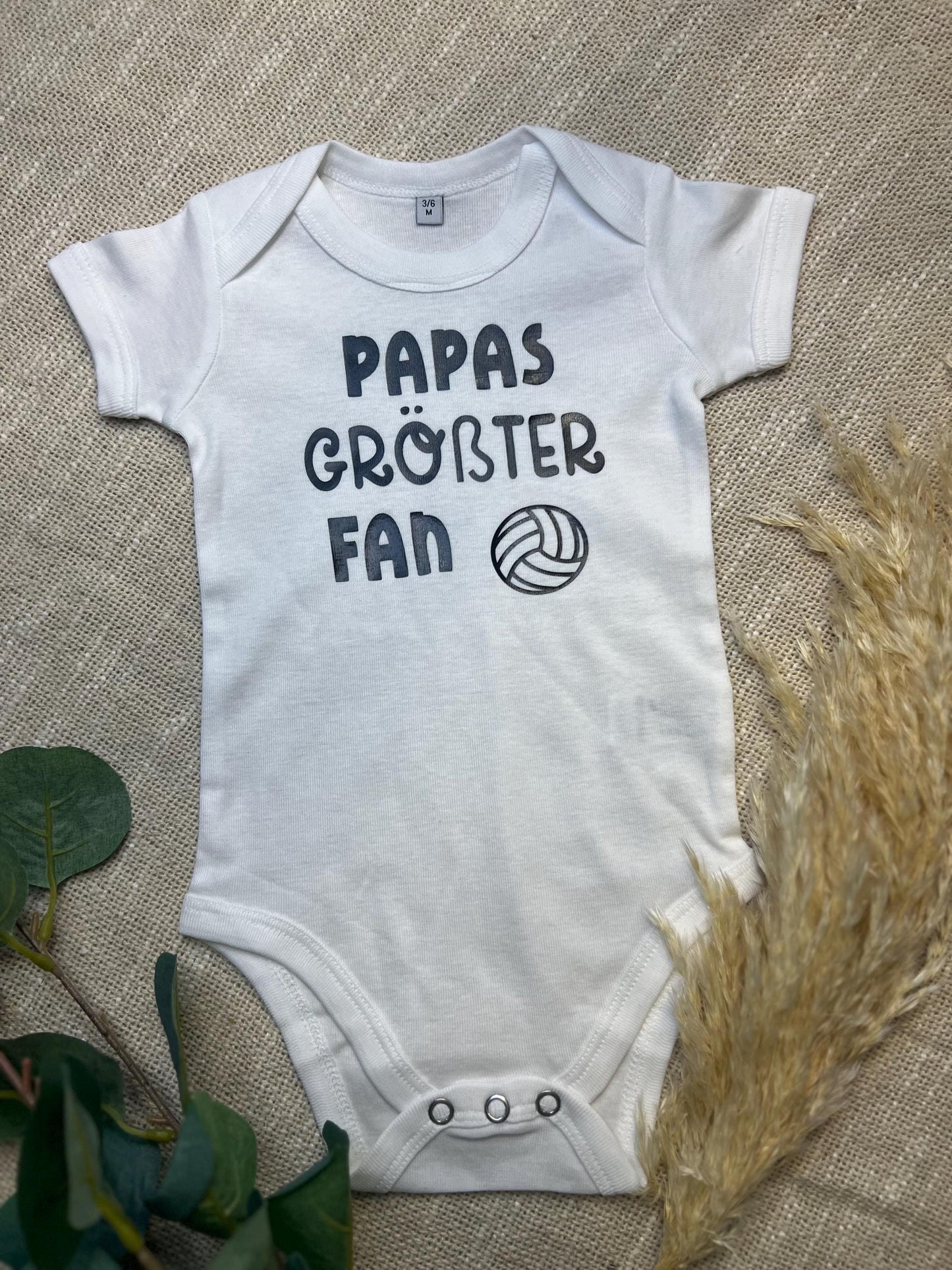 Personalisierter Babybody “Papas größter Fan  Fußball Strampler mit Wunschname & Rückennummer  Geschenk für Fußballfans, Baby Outfit