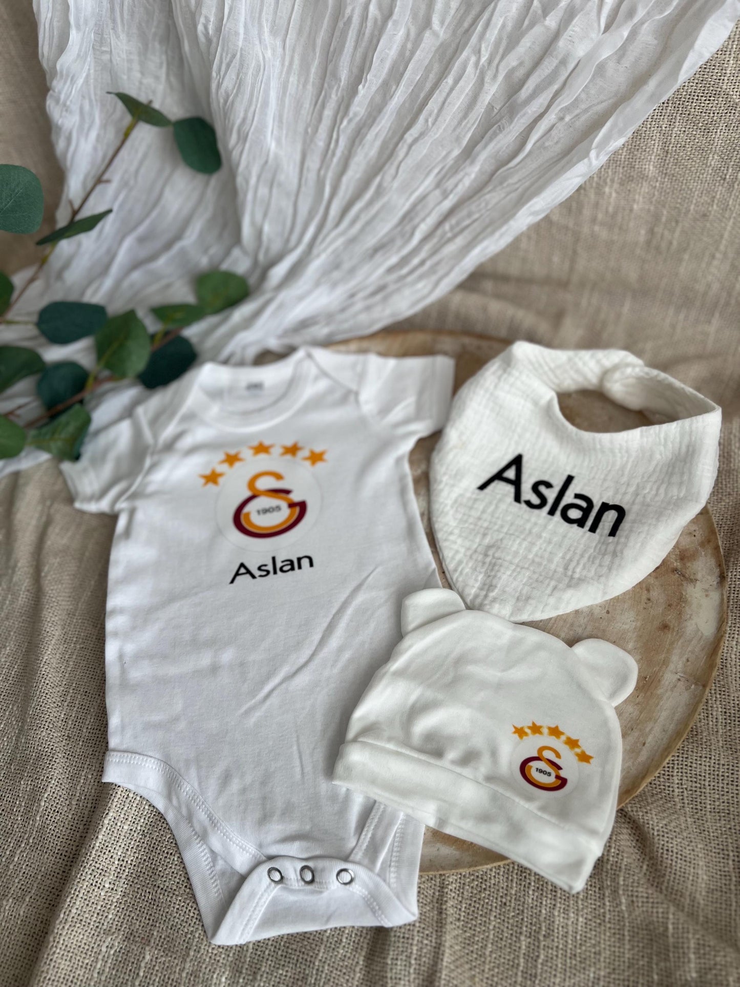 Personalisierte Babygeschenkbox Fußball-Fanset für die  kleinsten, Babybody, Mütze, Musselinhalstuch, Galatasaray, Beşiktaş, personalisiert