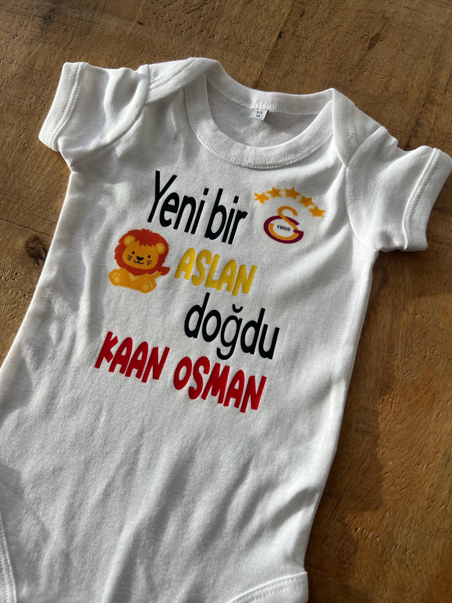 Galatasaray , Aslan, yeni bir aslan doğdu, Baby Body Galatasaray Personalisiert - Wunschname, perfektes Geschenk für die neuen Fans