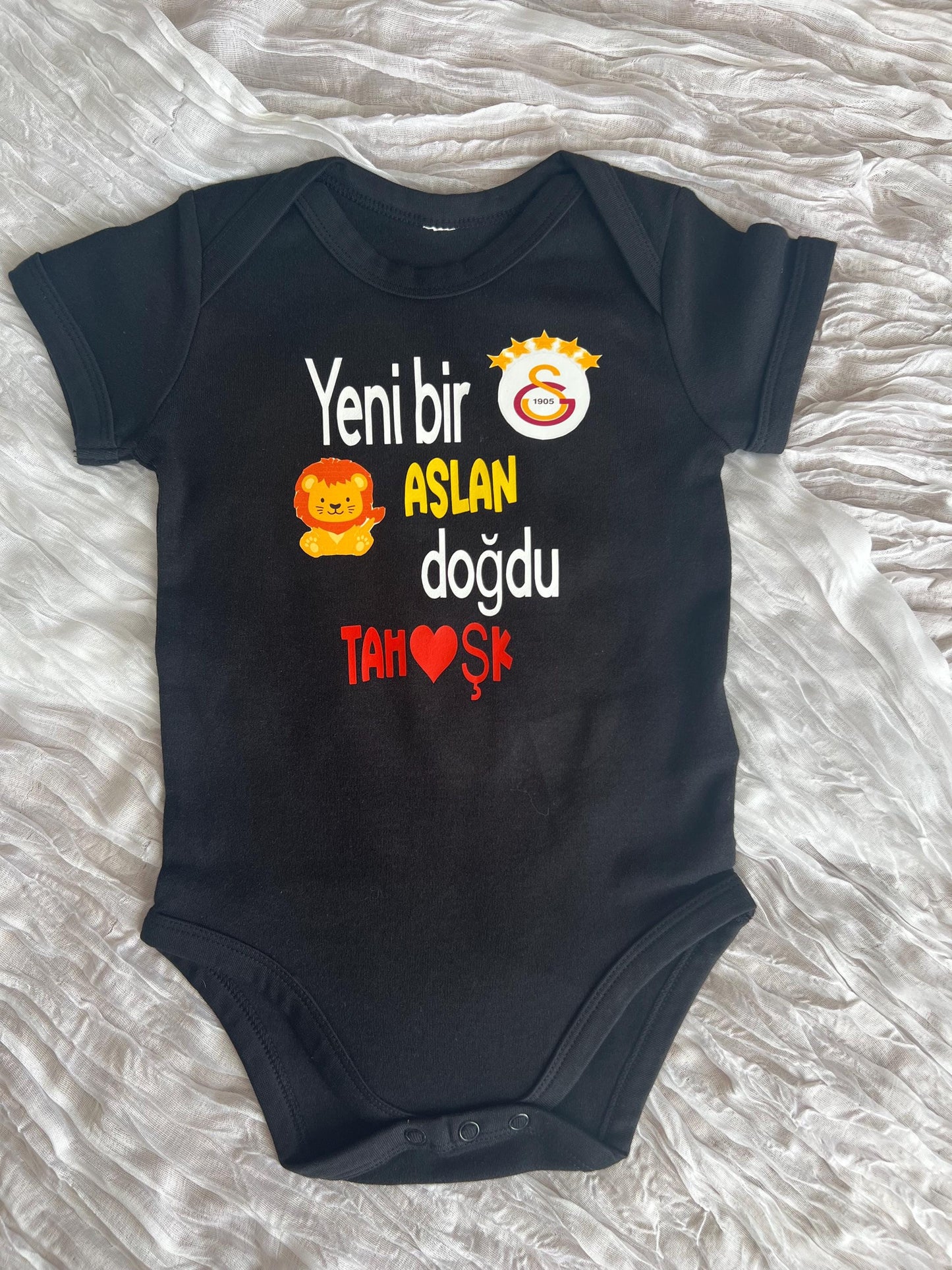 Galatasaray , Aslan, yeni bir aslan doğdu, Baby Body Galatasaray Personalisiert - Wunschname, perfektes Geschenk für die neuen Fans