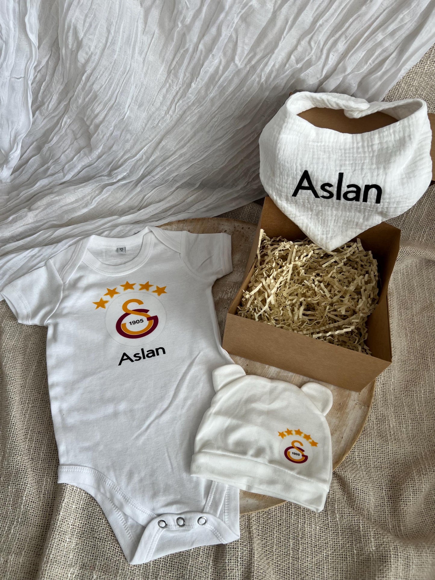 Personalisierte Babygeschenkbox Fußball-Fanset für die  kleinsten, Babybody, Mütze, Musselinhalstuch, Galatasaray, Beşiktaş, personalisiert