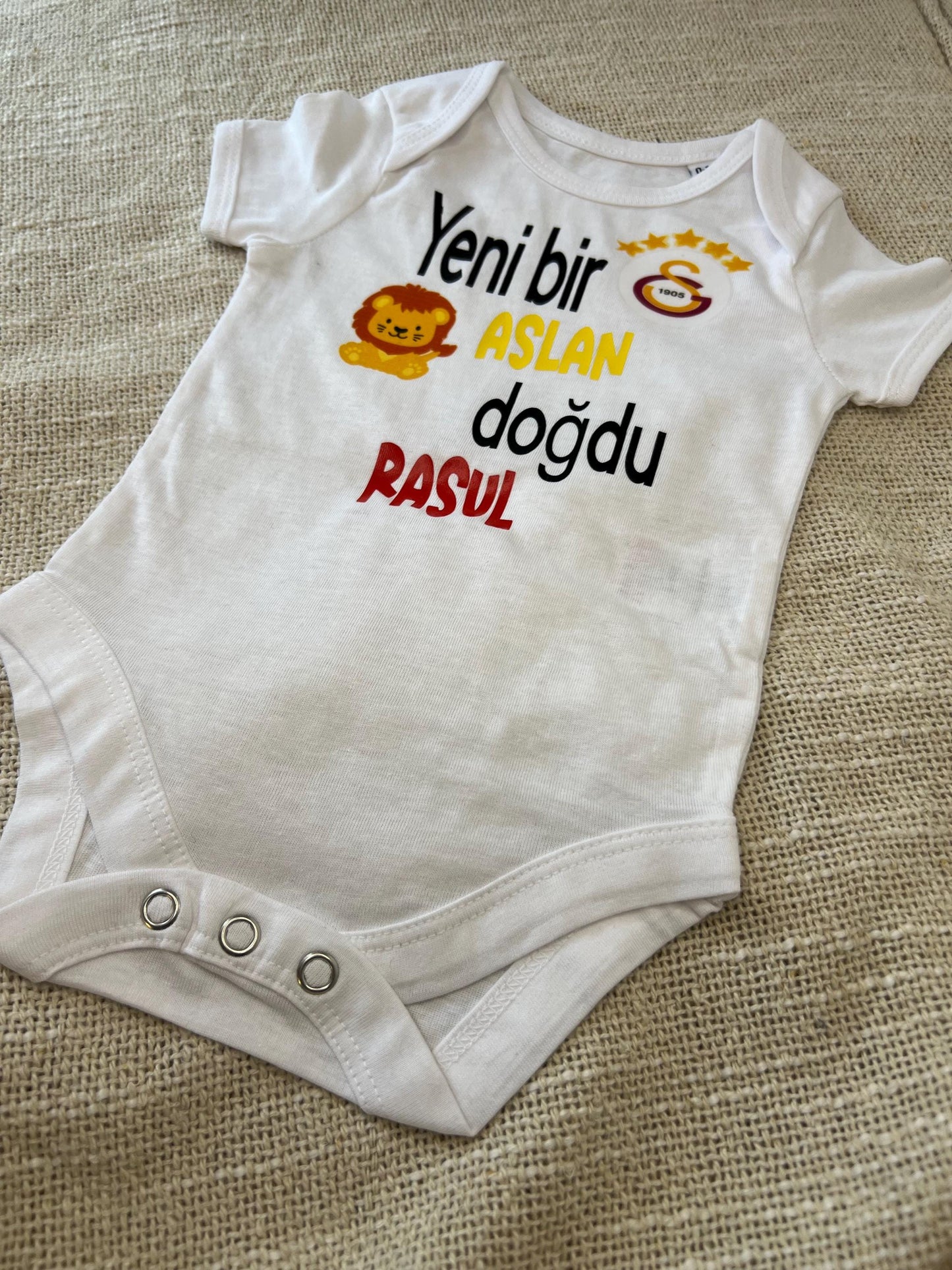 Galatasaray , Aslan, yeni bir aslan doğdu, Baby Body Galatasaray Personalisiert - Wunschname, perfektes Geschenk für die neuen Fans