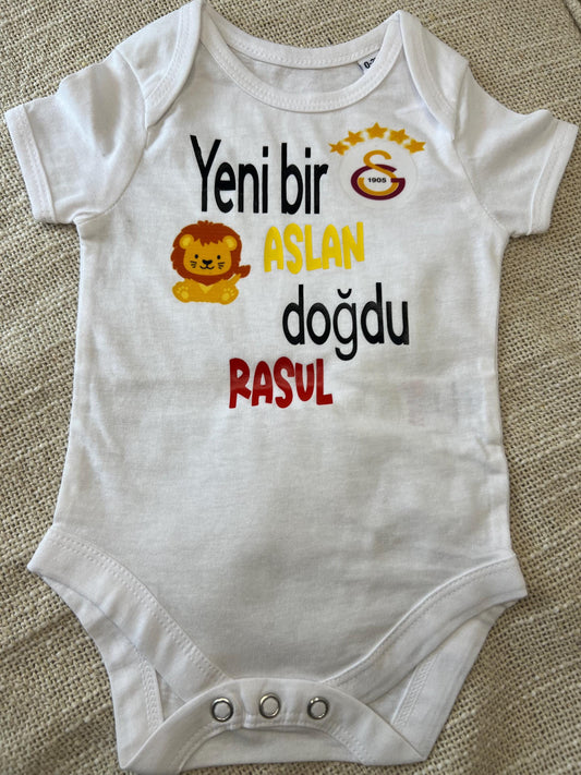 Galatasaray , Aslan, yeni bir aslan doğdu, Baby Body Galatasaray Personalisiert - Wunschname, perfektes Geschenk für die neuen Fans