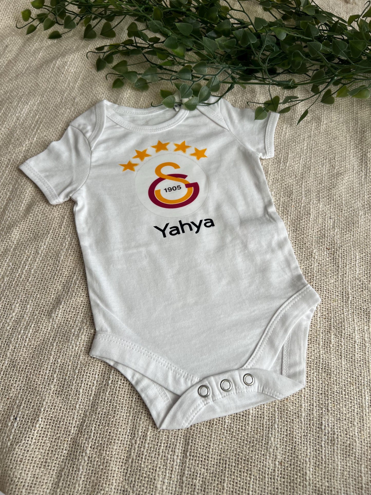 Galatasaray Baby Body Personalisiert - Wunschname, perfektes Geschenk für die neuen Fans