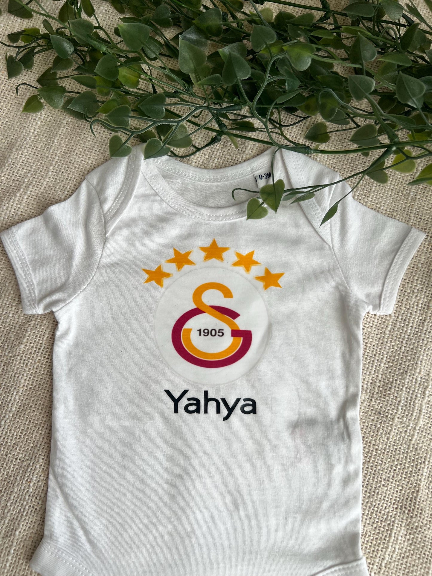 Galatasaray Baby Body Personalisiert - Wunschname, perfektes Geschenk für die neuen Fans
