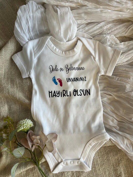 Personalisierter Baby Body  Dede ve Babaanne/Anneanne unvanınız hayırlı olsun“  Überraschung für werdende Großeltern