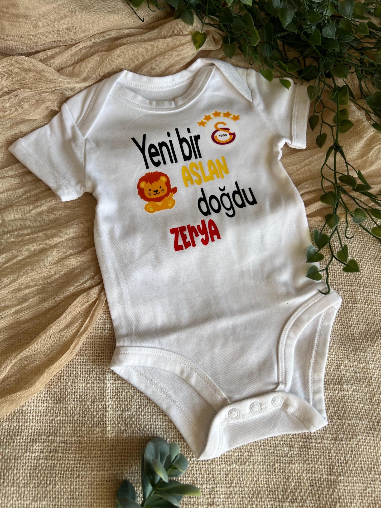 Galatasaray , Aslan, yeni bir aslan doğdu, Baby Body Galatasaray Personalisiert - Wunschname, perfektes Geschenk für die neuen Fans