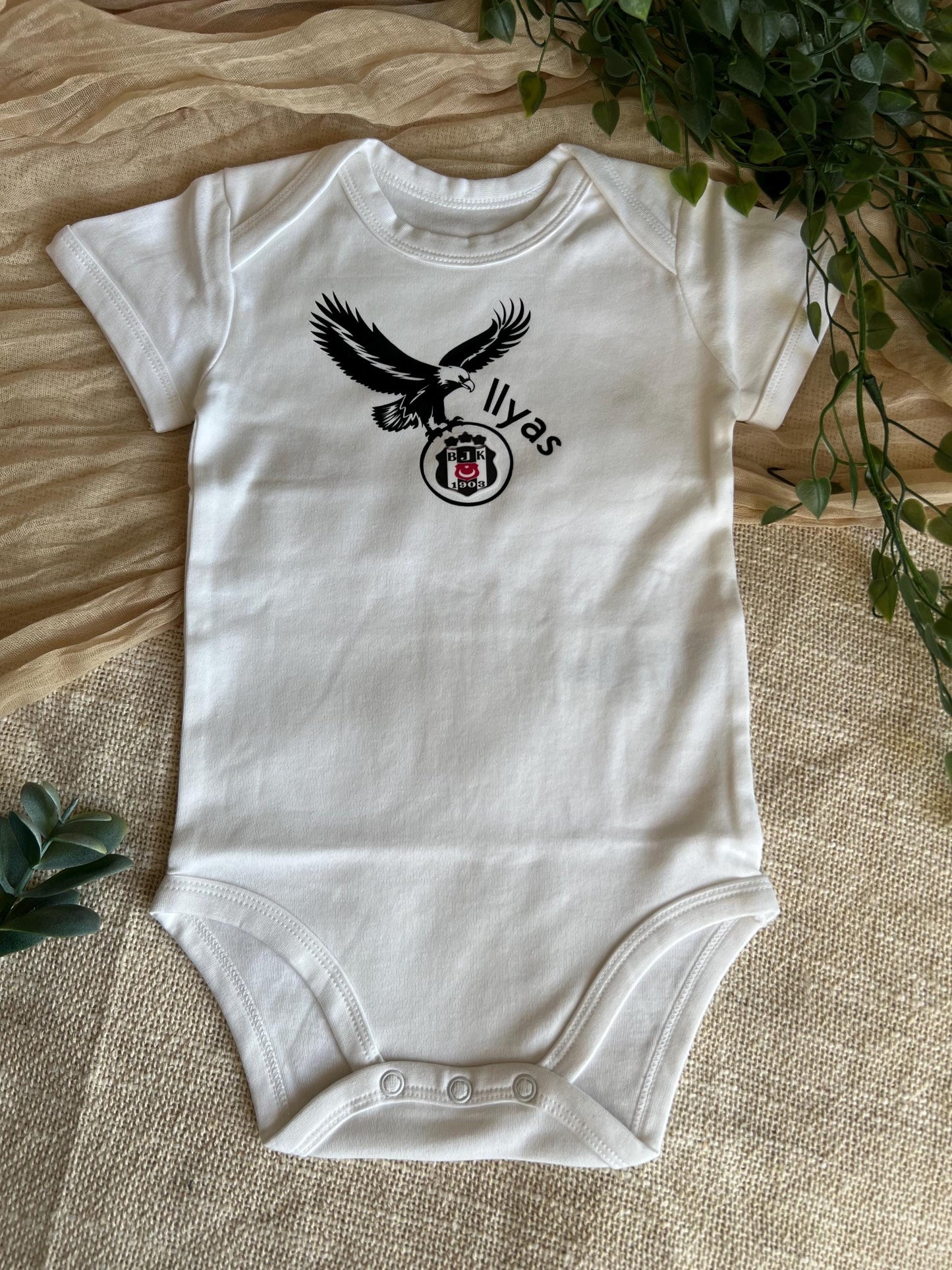 Beşiktaş Baby Body Personalisiert - Wunschname, perfektes Geschenk für die neuen Fans
