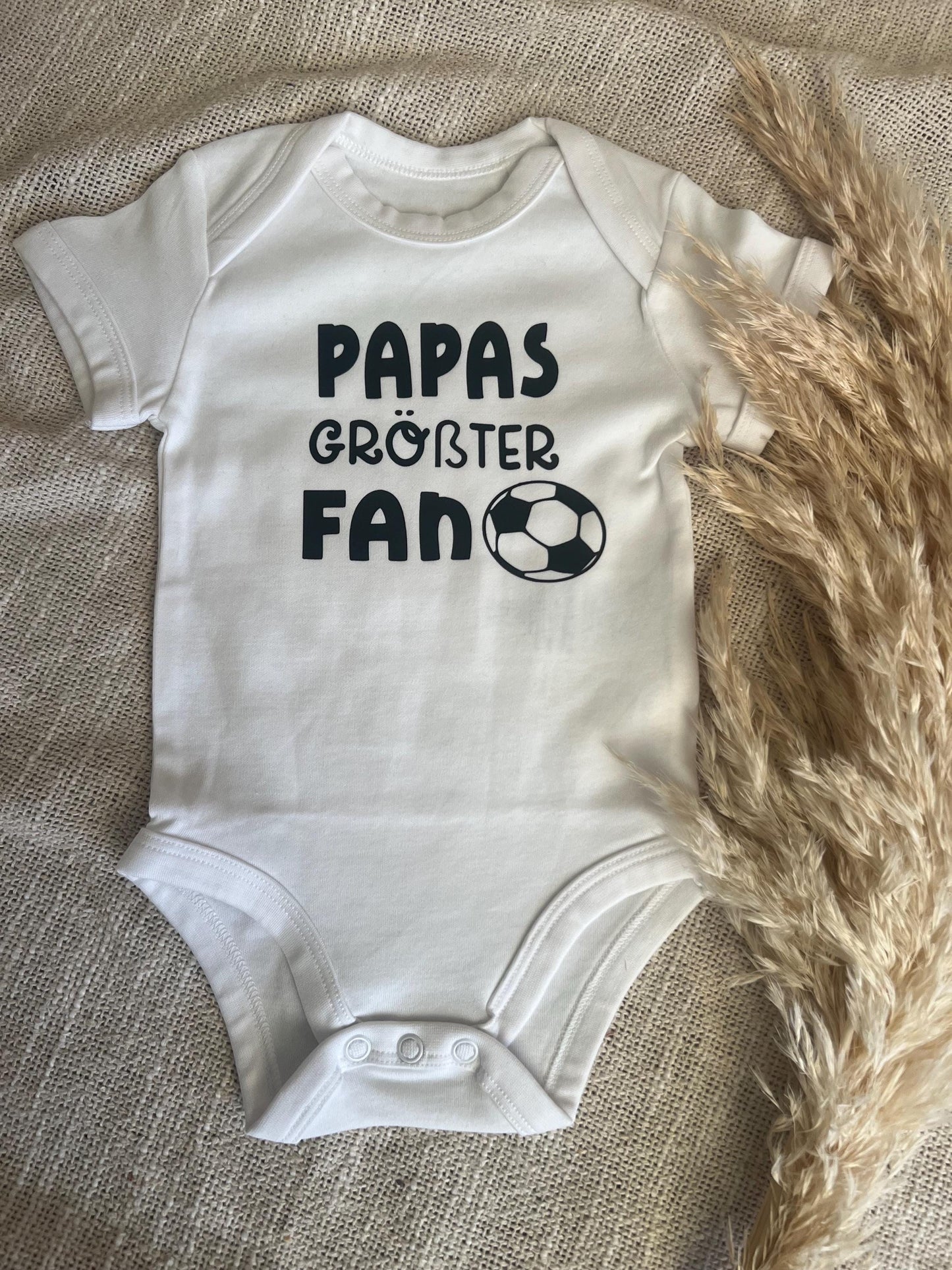 Personalisierter Babybody “Papas größter Fan  Fußball Strampler mit Wunschname & Rückennummer  Geschenk für Fußballfans, Baby Outfit