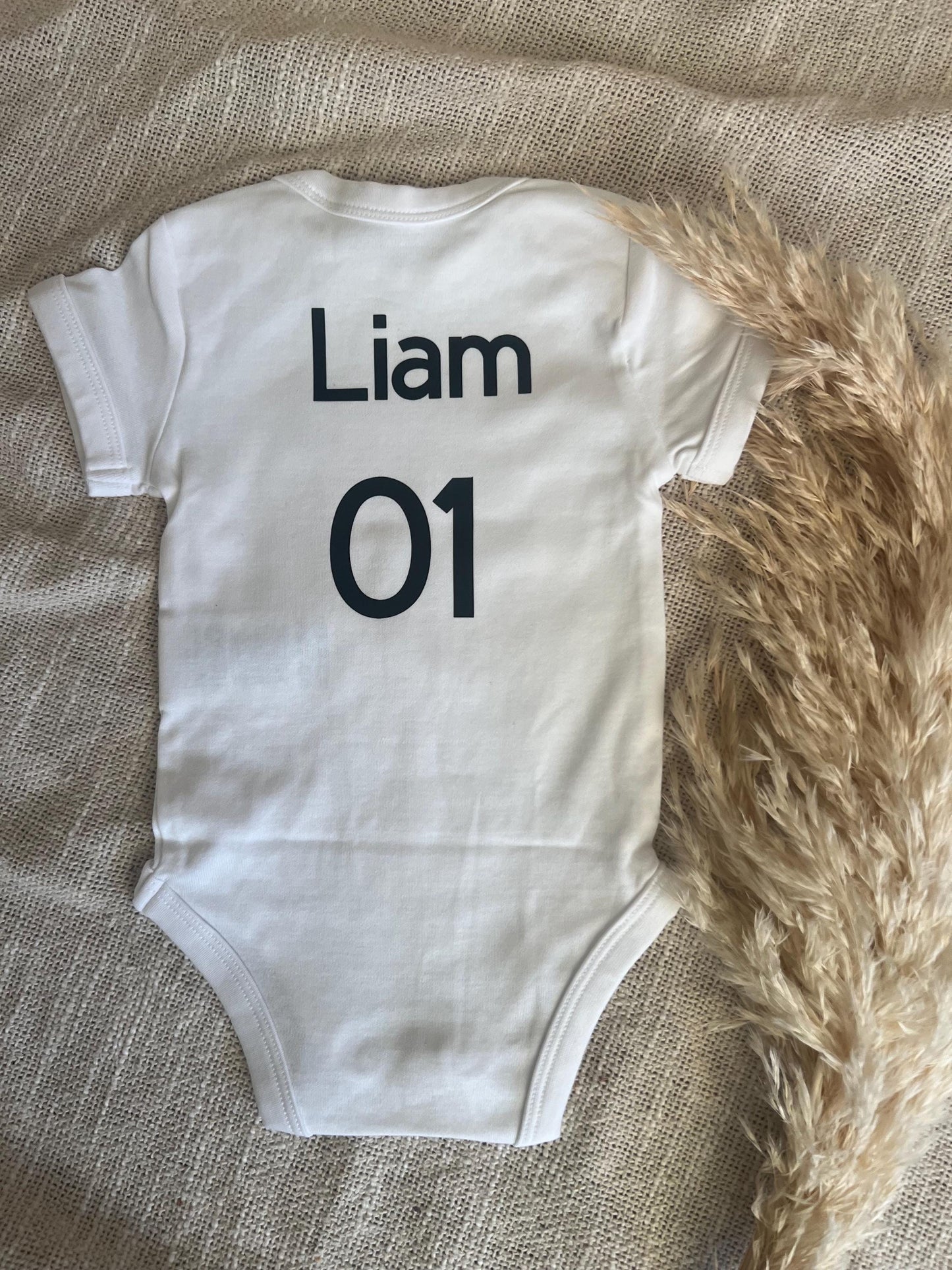 Personalisierter Babybody “Papas größter Fan  Fußball Strampler mit Wunschname & Rückennummer  Geschenk für Fußballfans, Baby Outfit