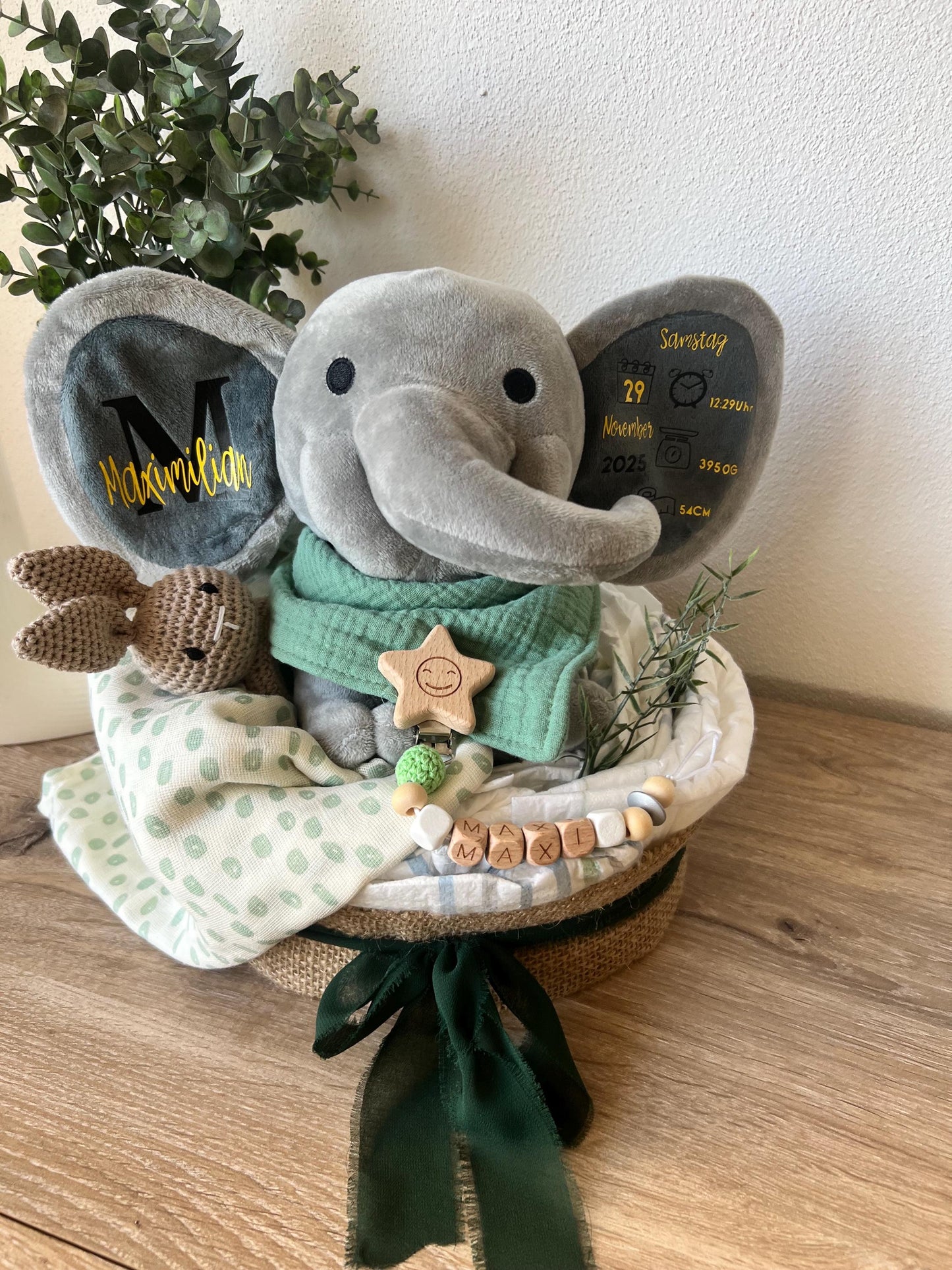 Windeltorte, personalisiert mit Namen  Babygeschenk Geburt & Taufe- Elefant mit Geburtsdsten,Schnullerkette und gestrickte Babysocken