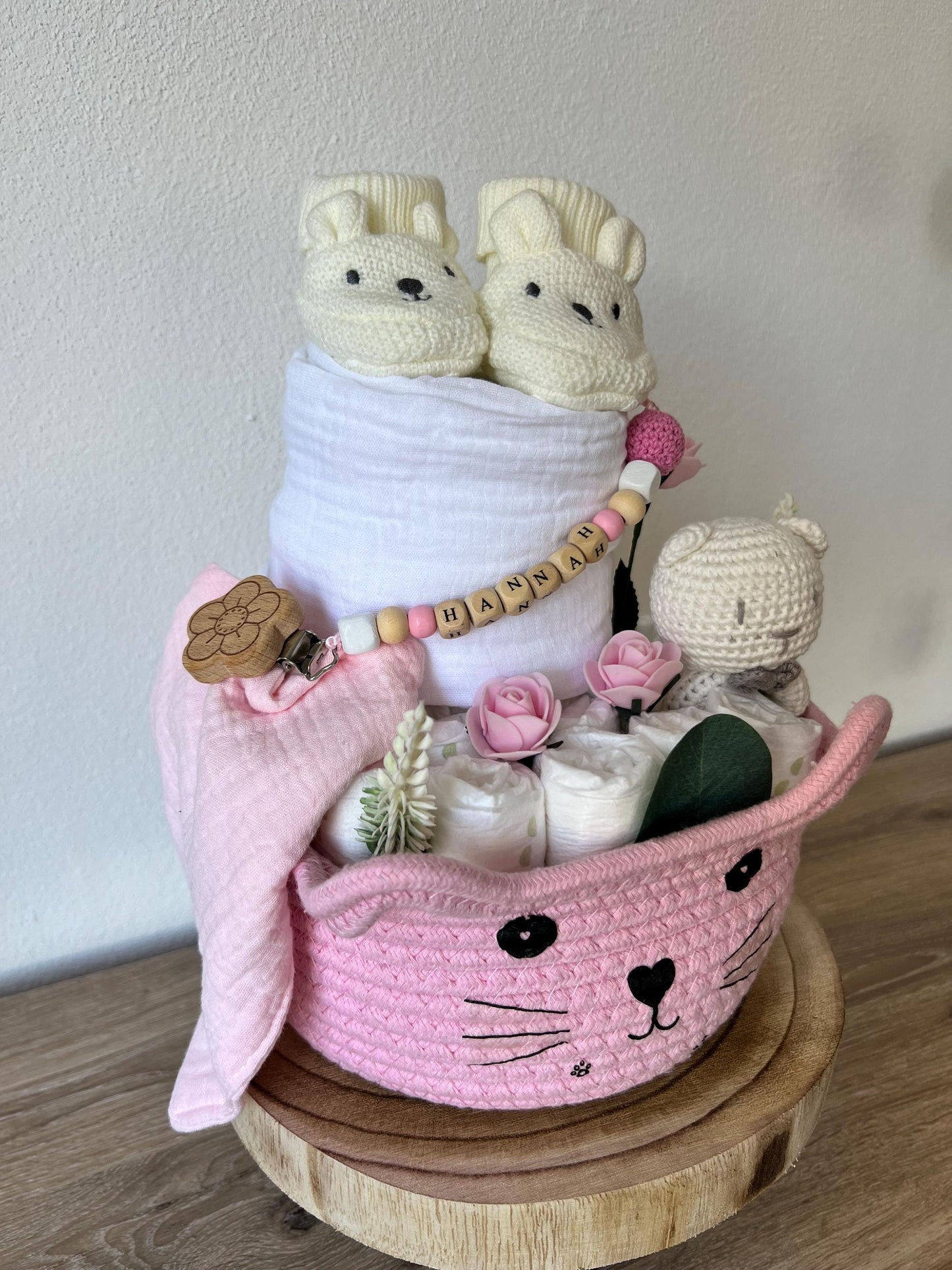 Windeltorte personalisiert, Baby Geschenkset mit Schnullerkette/Aufbewahrungskorb/Musselinhalstuch/Häkelrassel und Mulltuch