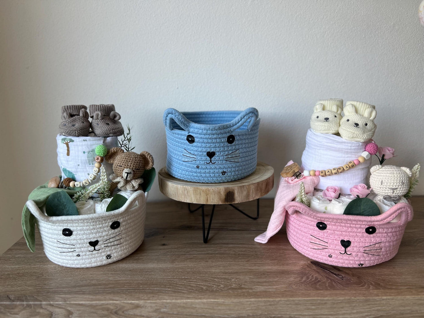 Windeltorte personalisiert, Baby Geschenkset mit Schnullerkette/Aufbewahrungskorb/Musselinhalstuch/Häkelrassel und Mulltuch