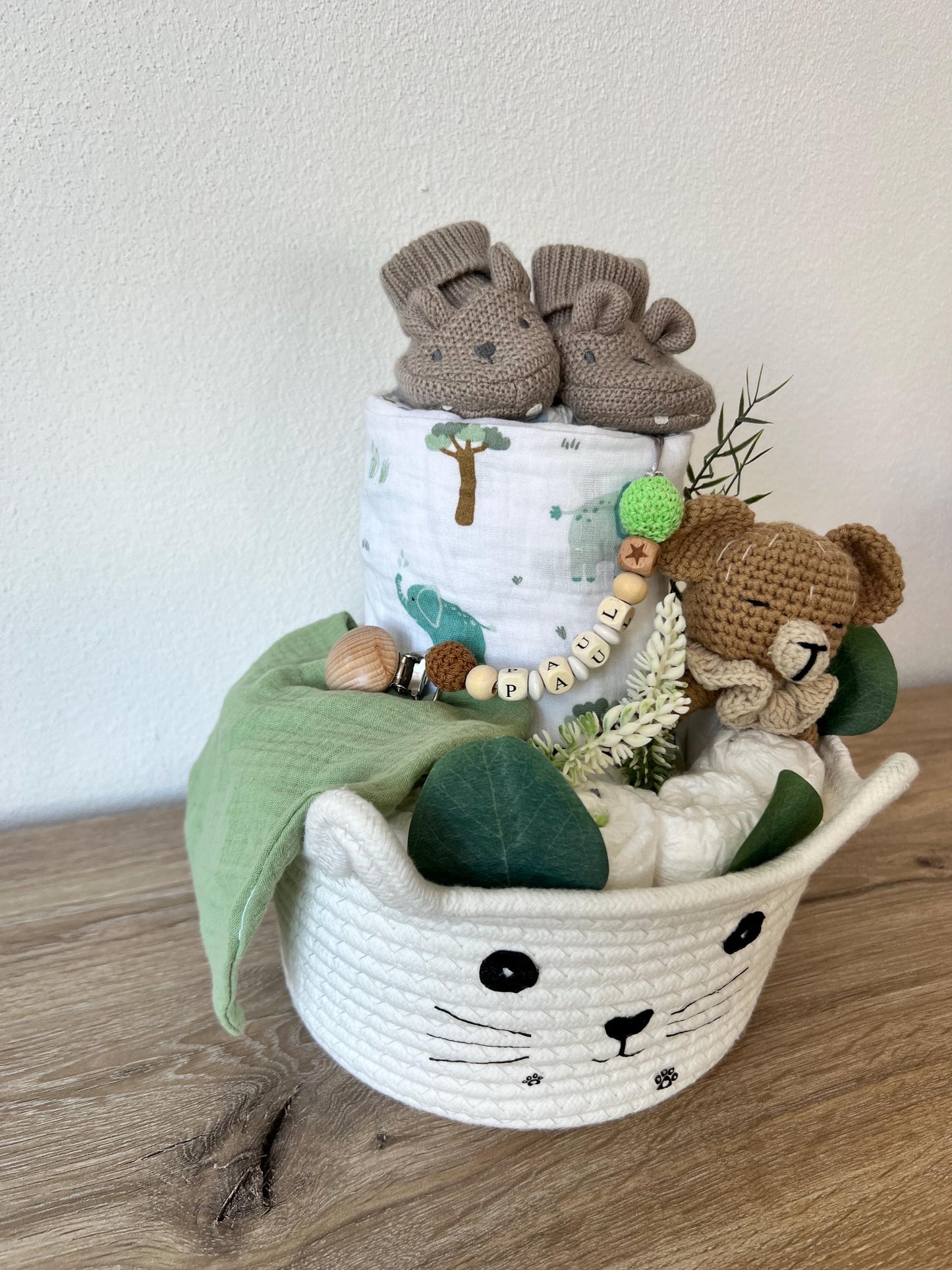 Windeltorte personalisiert, Baby Geschenkset mit Schnullerkette/Aufbewahrungskorb/Musselinhalstuch/Häkelrassel und Mulltuch