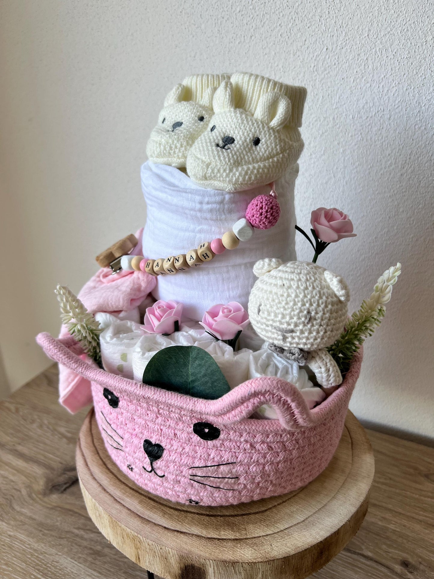 Windeltorte personalisiert, Baby Geschenkset mit Schnullerkette/Aufbewahrungskorb/Musselinhalstuch/Häkelrassel und Mulltuch