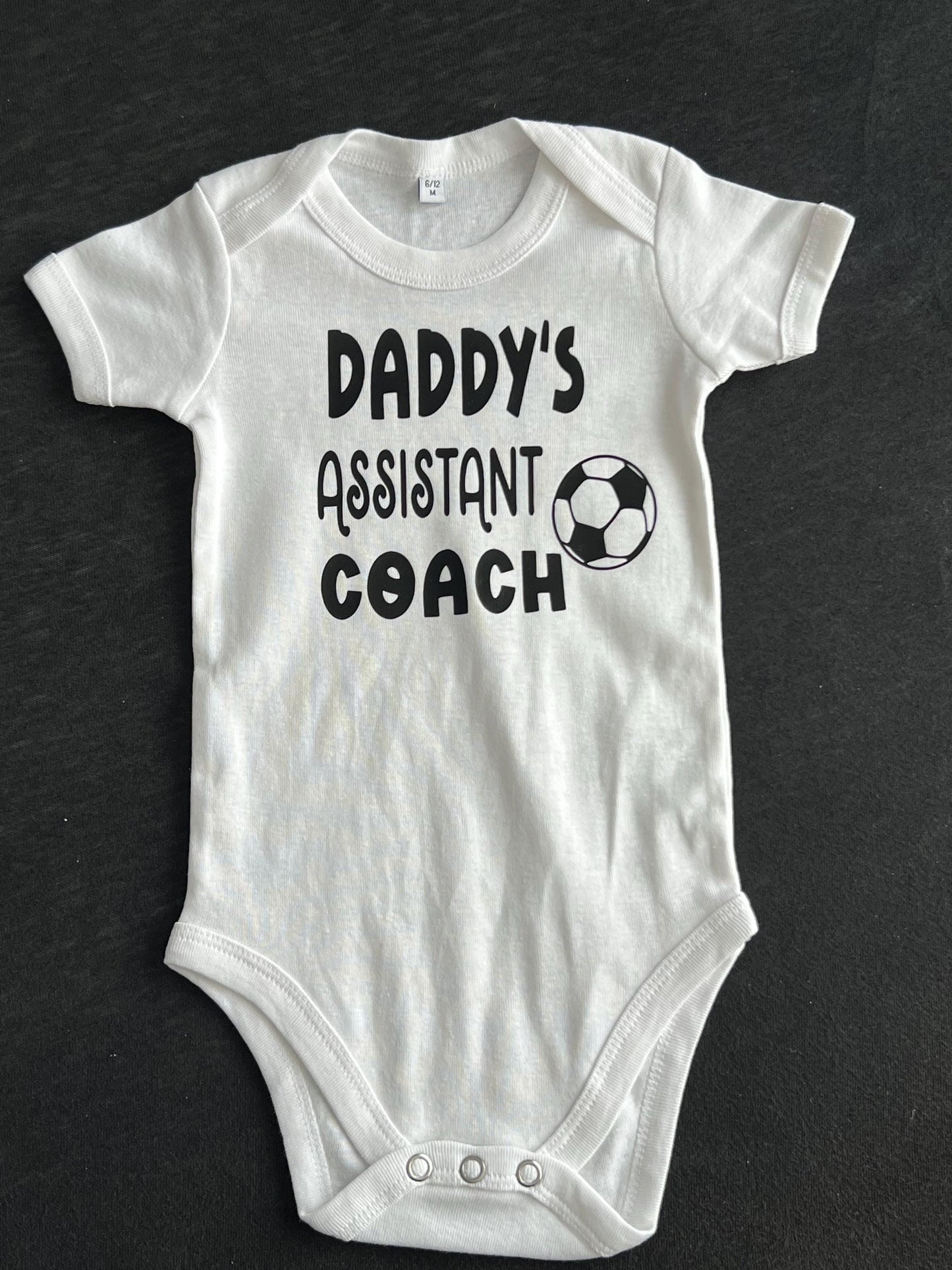 Personalisierter Babybody “Papas größter Fan  Fußball Strampler mit Wunschname & Rückennummer  Geschenk für Fußballfans, Baby Outfit