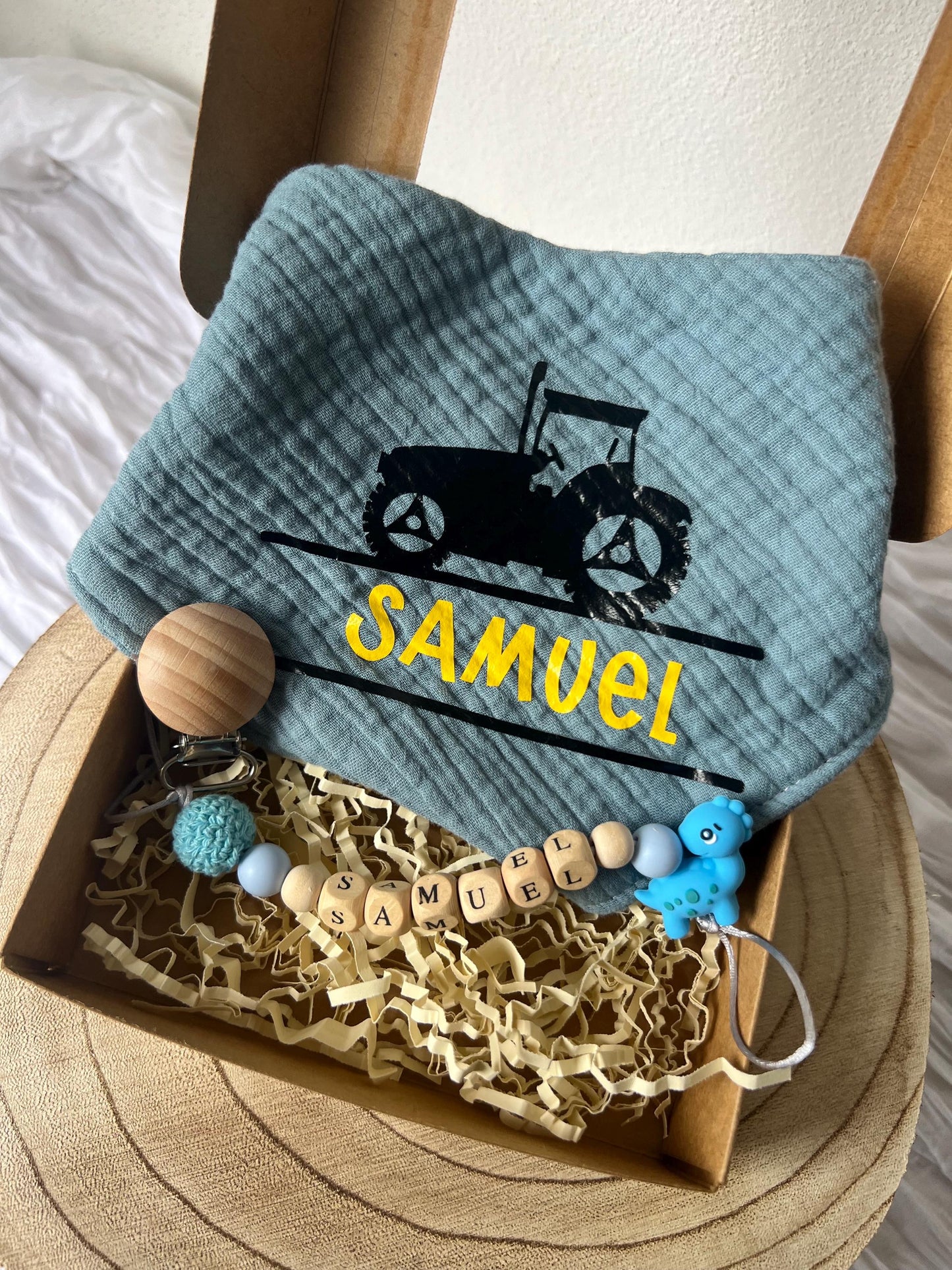 Personalisiertes Baby Geschenkset | Box mit Name | Musselintuch Schnullerkette Rassel | Geburtsgeschenk Junge Mädchen | Newborn Gift Box
