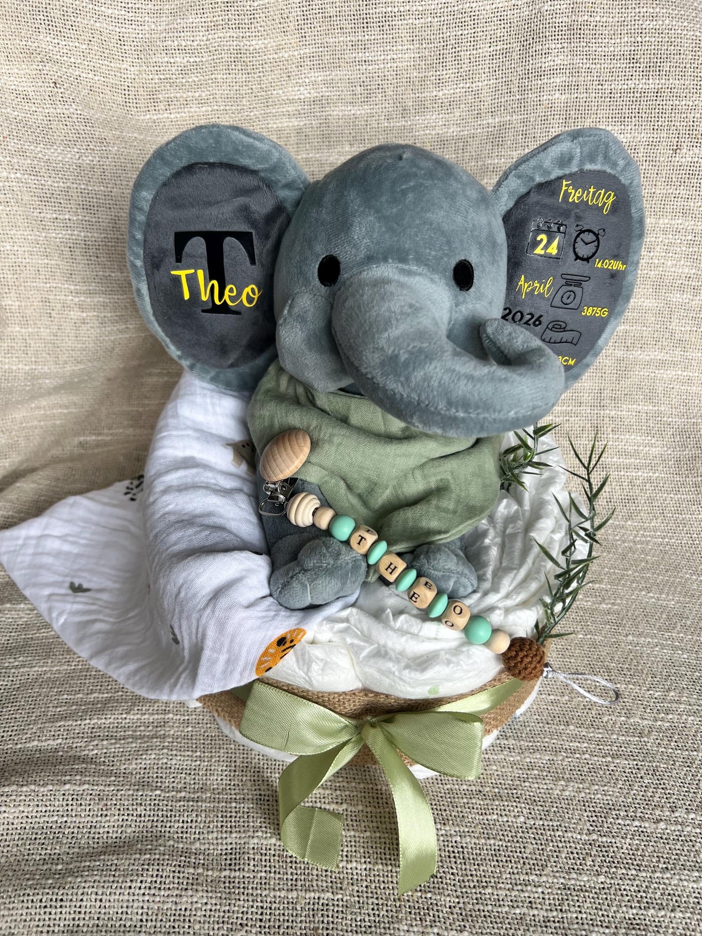 Windeltorte, personalisiert mit Namen  Babygeschenk Geburt & Taufe- Elefant mit Geburtsdsten,Schnullerkette und gestrickte Babysocken