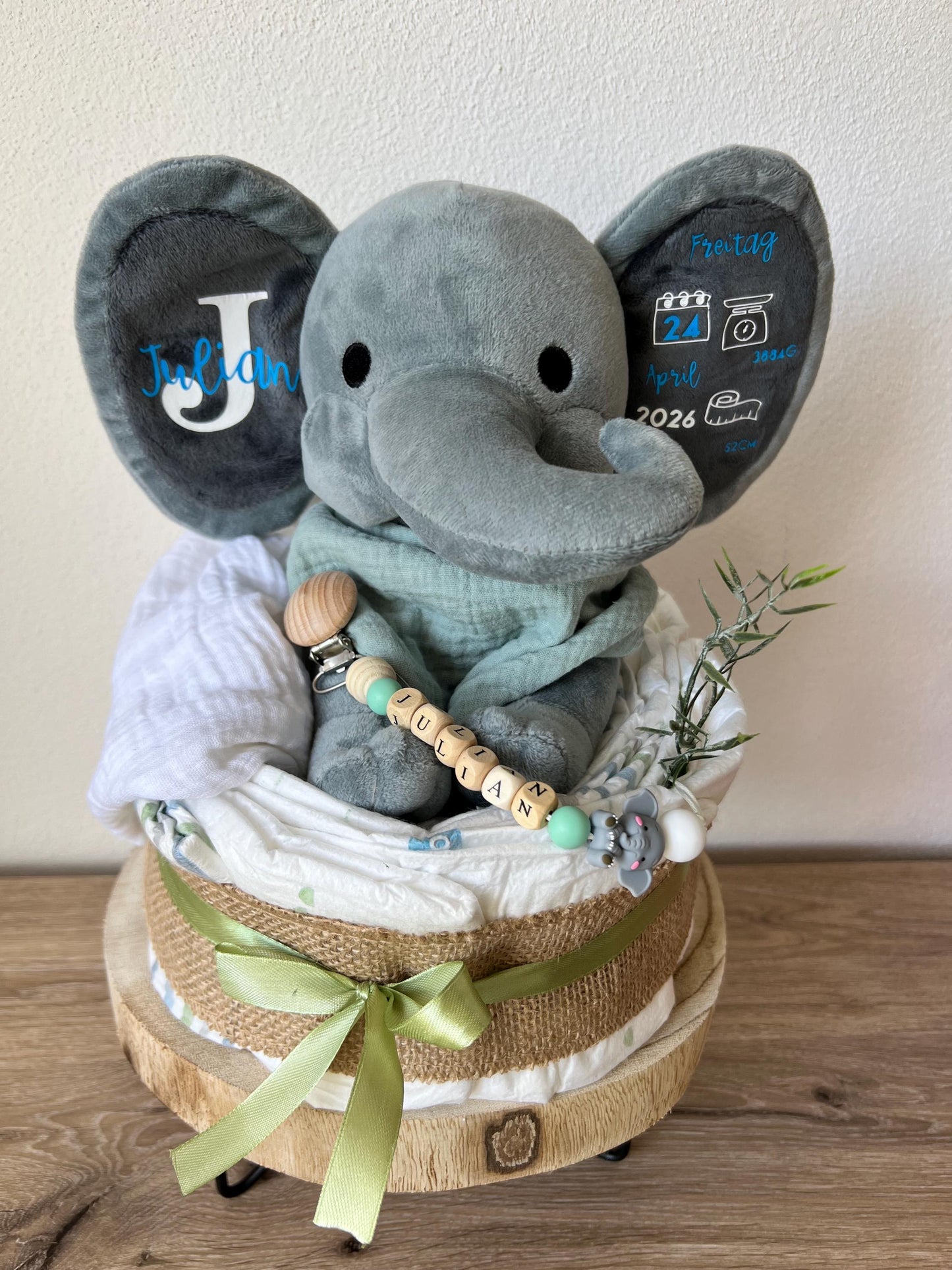 Windeltorte, personalisiert mit Namen  Babygeschenk Geburt & Taufe- Elefant mit Geburtsdsten,Schnullerkette und gestrickte Babysocken